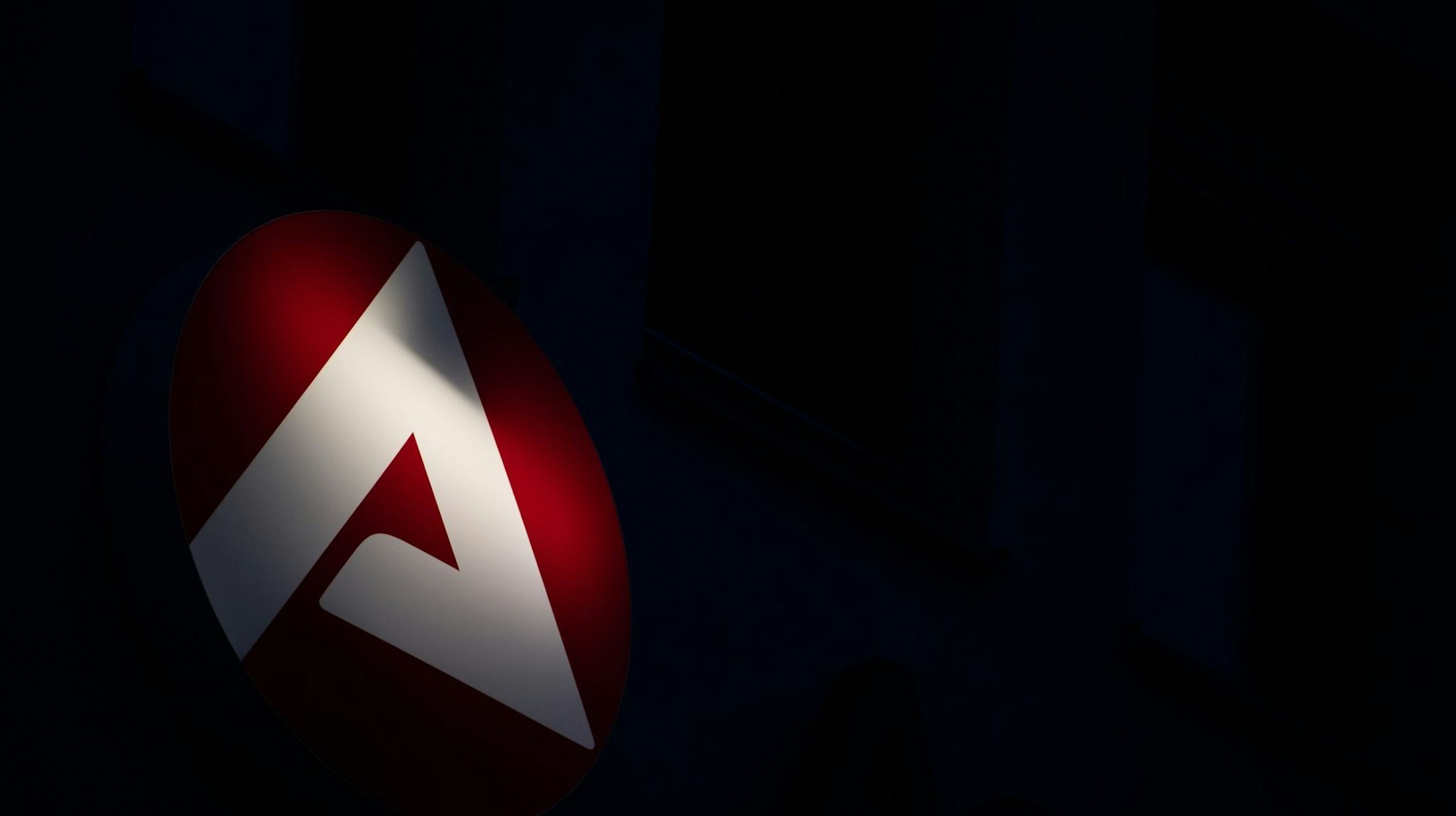 ARCHIV - Das Logo der Bundesagentur für Arbeit leuchtet.  