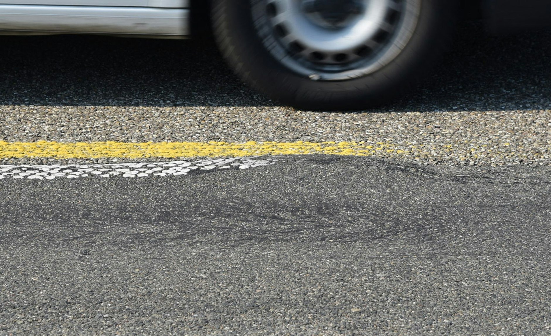 ARCHIV - Ein Hitzeschaden auf dem Fahrbahnbelag.  