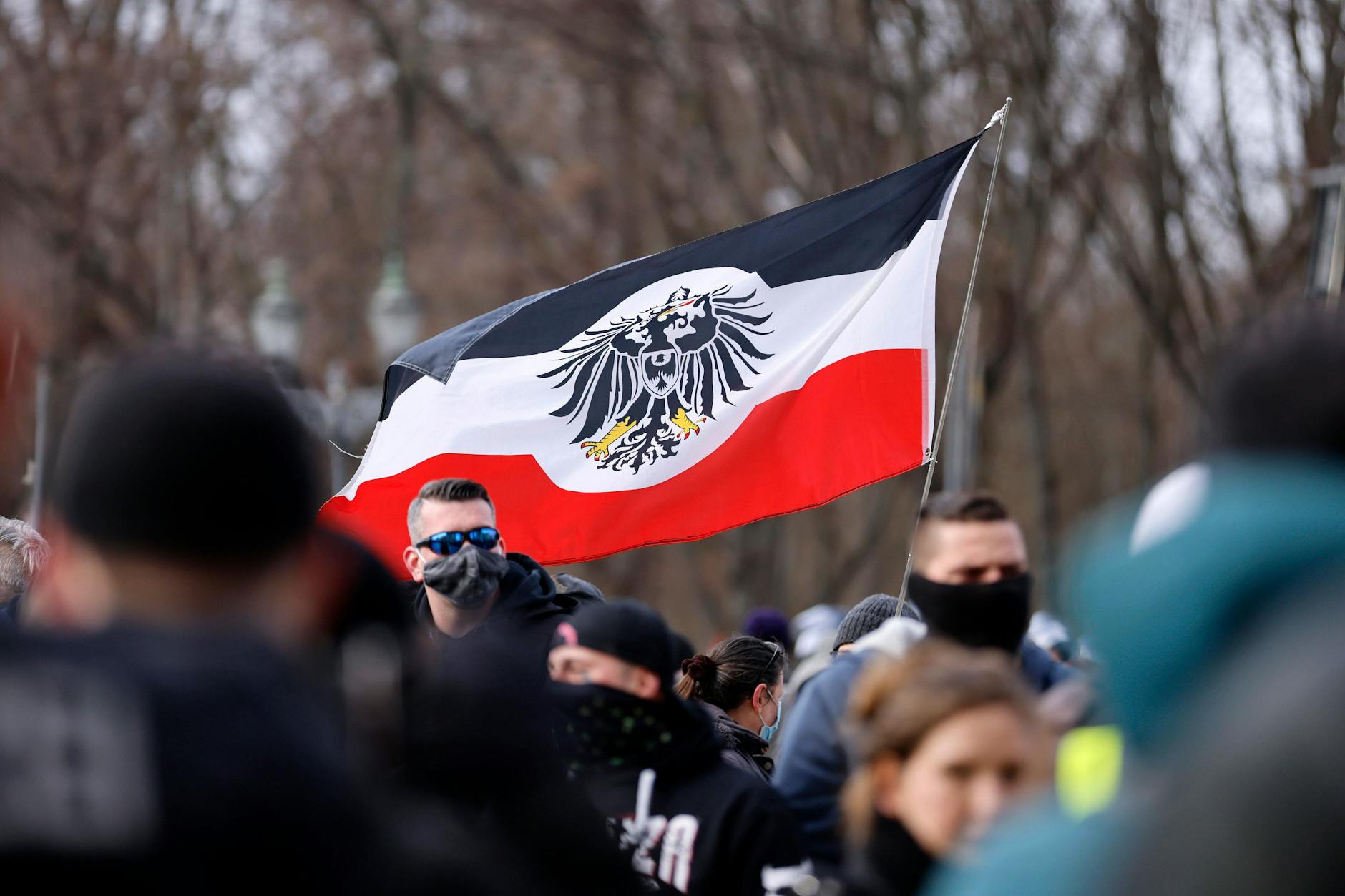 Teilnehmer an einer Demonstration von Rechtsextremisten und Reichsbürgern vor dem Brandenburger Tor und der Straße des 17. Juni. Berlin. (Symbolbild)