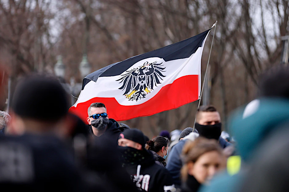 Teilnehmer an einer Demonstration von Rechtsextremisten und Reichsbürgern vor dem Brandenburger Tor und der Straße des 17. Juni. Berlin. (Symbolbild)