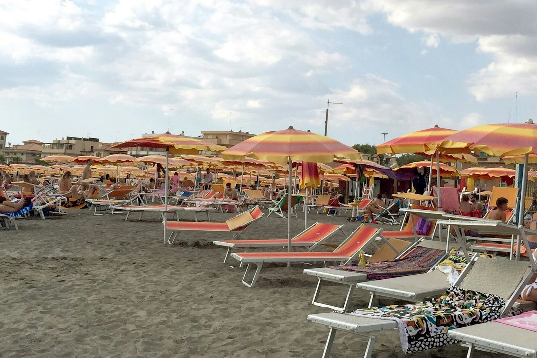 Viele Urlauber "reservieren" ihre Sonnenliege mit einem Handtuch.