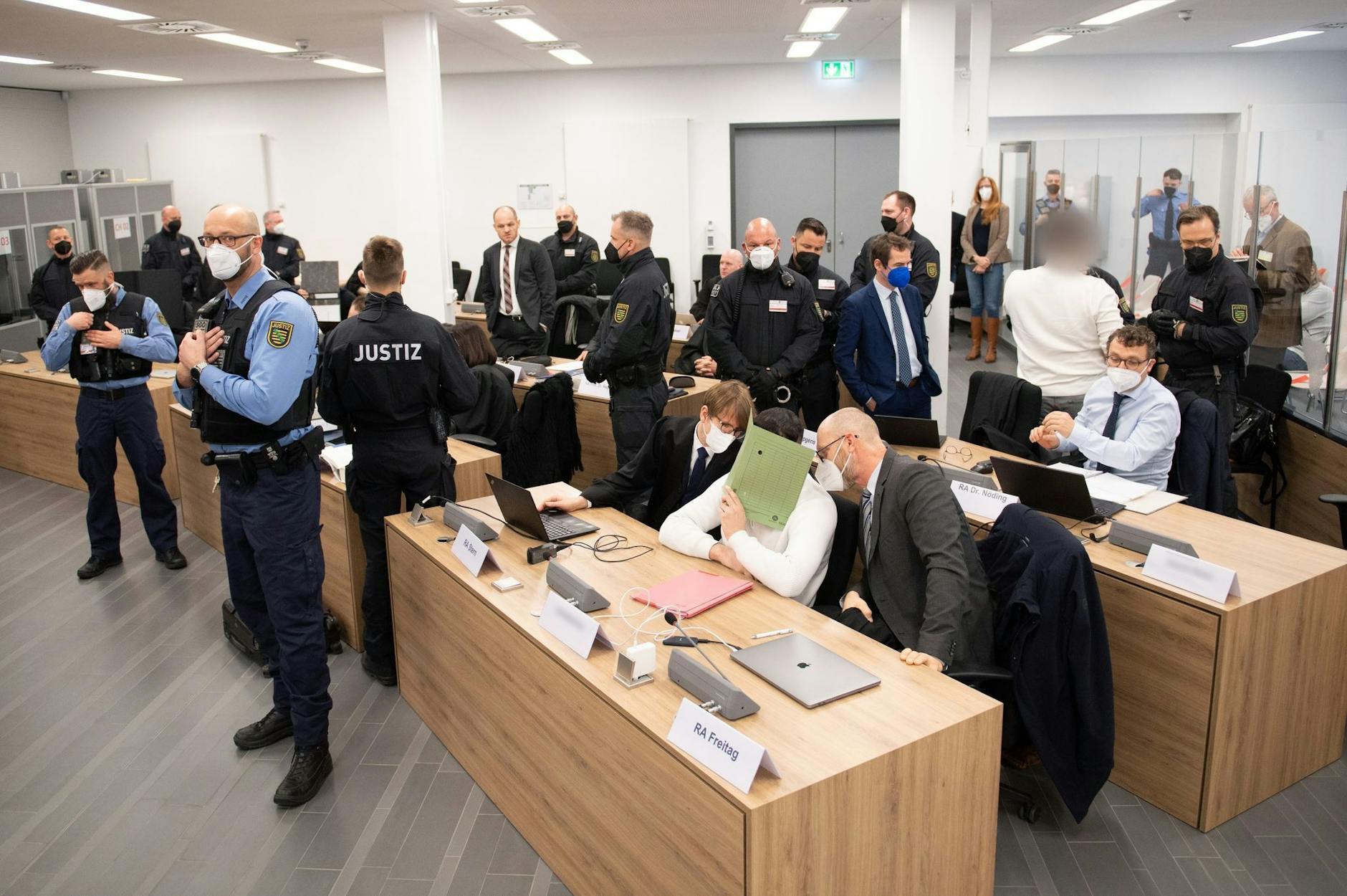 ARCHIV - Die Angeklagten im Prozess um den Juwelendiebstahl im Grünen Gewölbe sitzen vor Prozessbeginn im Verhandlungssaal auf ihren Plätzen. d-Pool/dpa