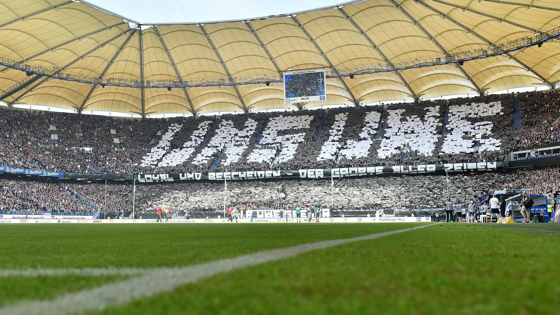 Die Fankurve des HSV hat Uwe Seeler mit einer Choreo gedacht.
