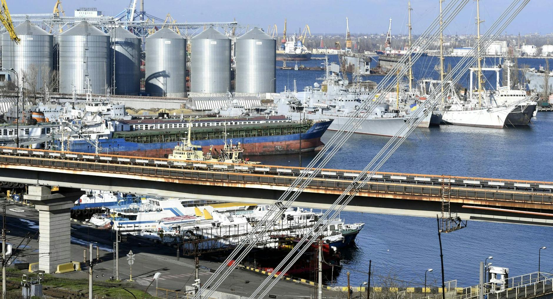 ARCHIV - Blick auf den Hafen von Odessa im November 2016. Einen Tag nach der Vereinbarung über die Ausfuhr von ukrainischem Getreide über das Schwarze Meer hat Russland nach Angaben aus Kiew den Hafen von Odessa mit Raketen beschossen.