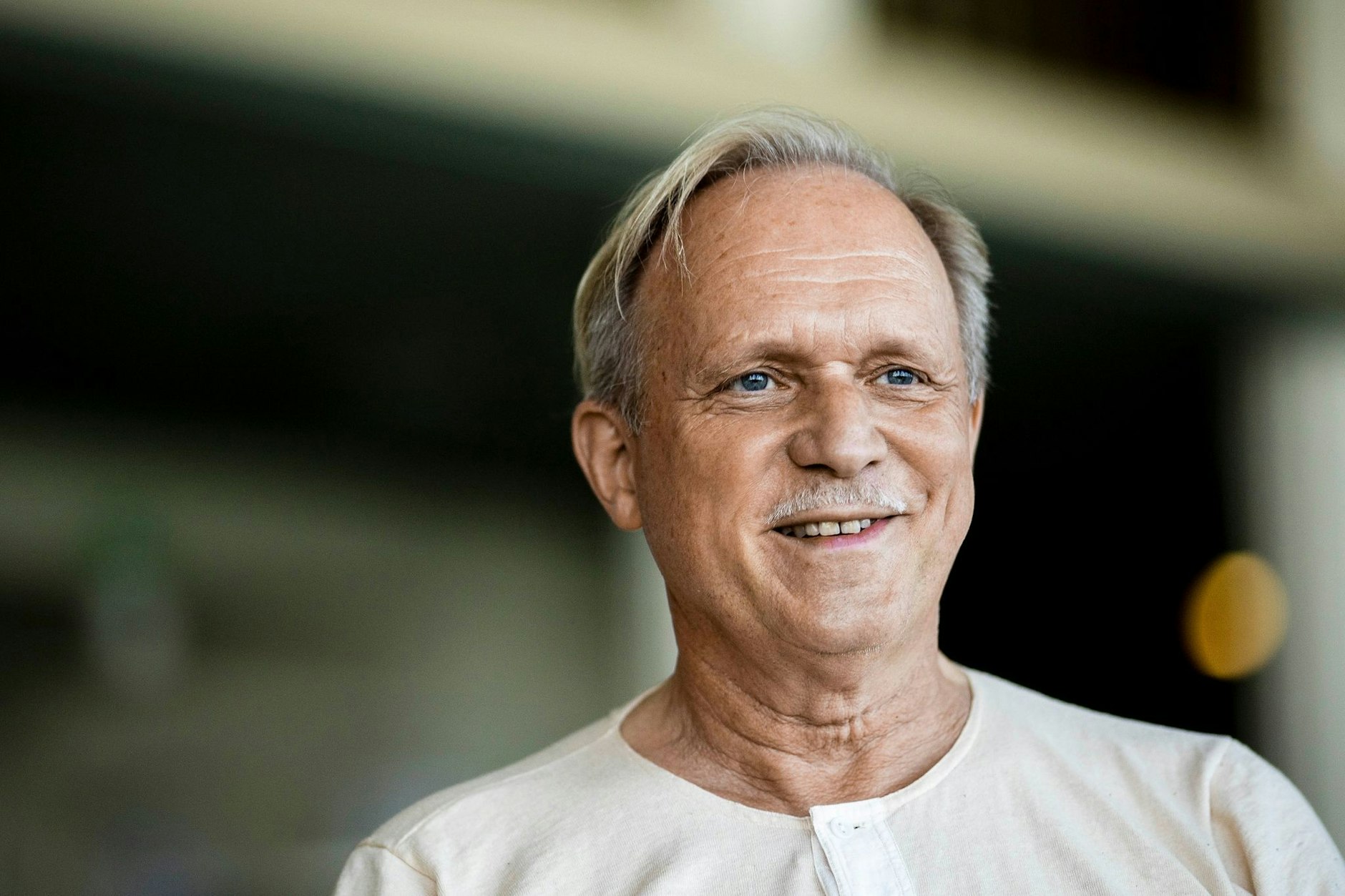 ARCHIV - Ulrich Tukur lächelt.  