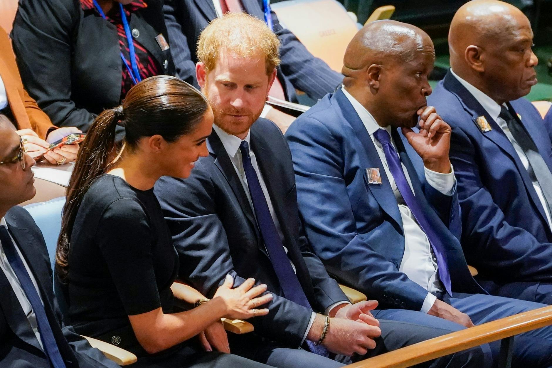 Prinz Harry (2.v.l), Herzog von Sussex, und seine Ehefrau Meghan Markle (l), Herzogin von Sussex, treffen im Hauptquartier der Vereinten Nationen zur jährlichen Feier des Internationalen Nelson-Mandela-Tages ein.