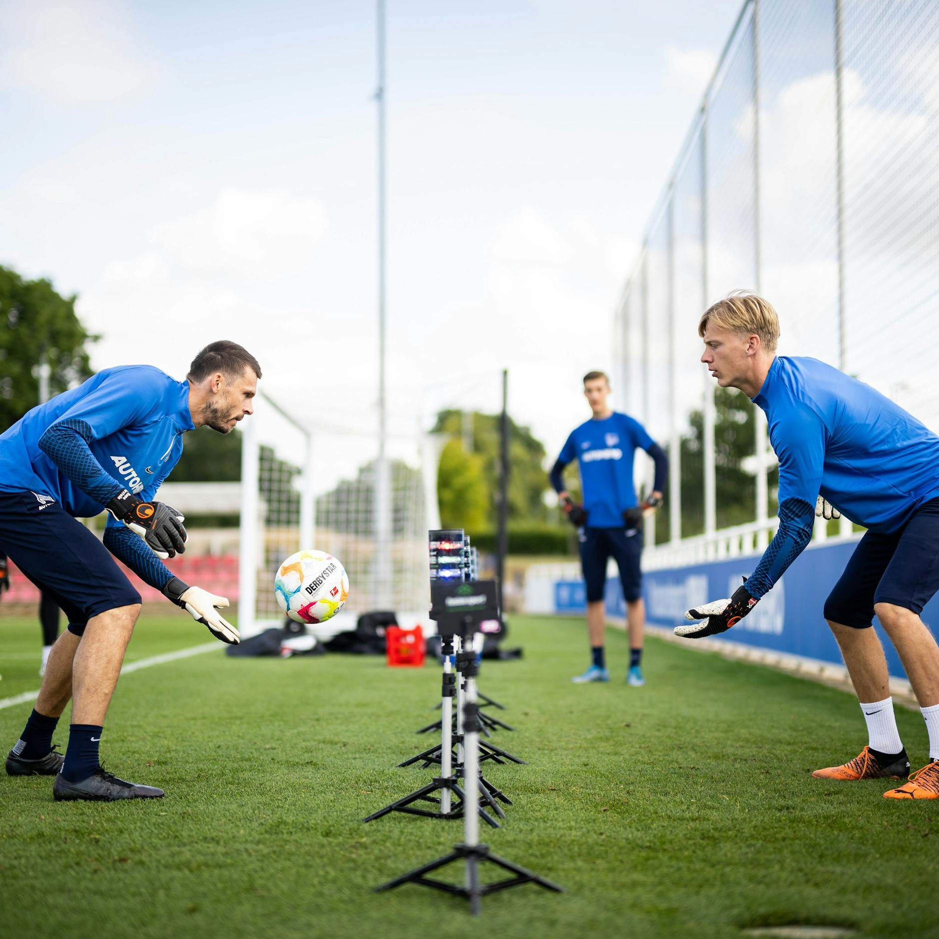 Herthas Torhüter Rune Jarstein und Oliver Christensen beim gemeinsamen Reaktionstest-Training.