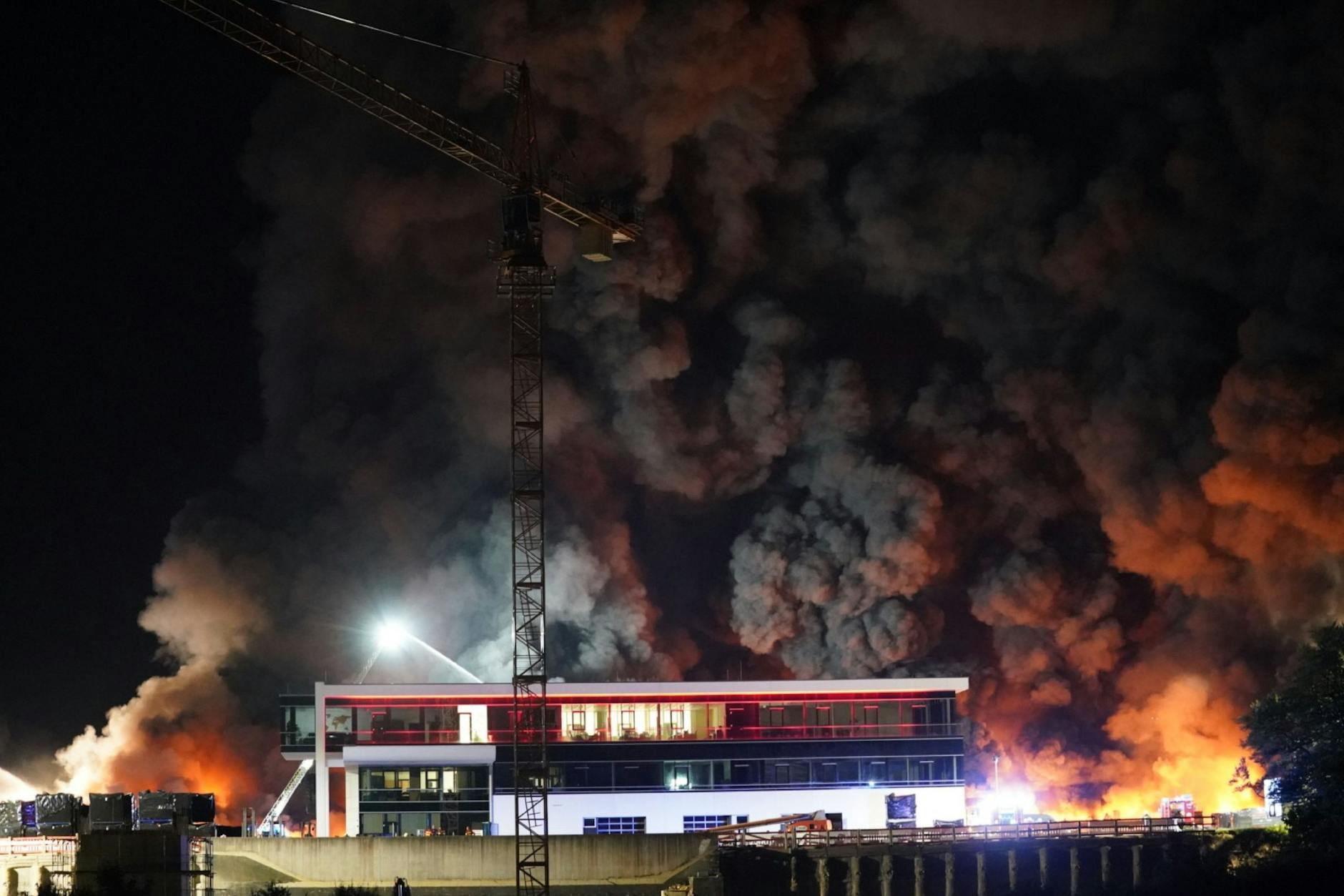 Dunkler rauch steigt aus dem Gebäude des Reifenherstellers auf.