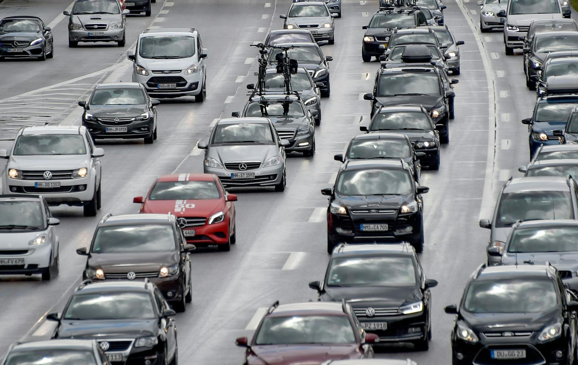 ARCHIV - Ein langer Stau hat sich auf der Autobahn A7 hinter dem Elbtunnel gebildet. (Archivbild)