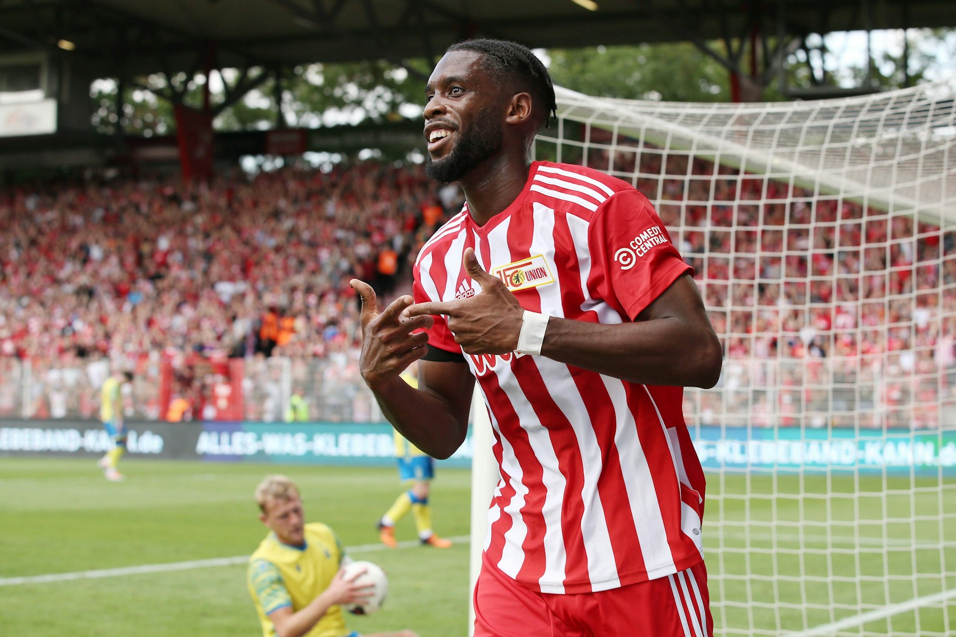 Die Finger gegeneinander gesteckt – so zelebriert Jordan Siebatcheu seine Treffer.