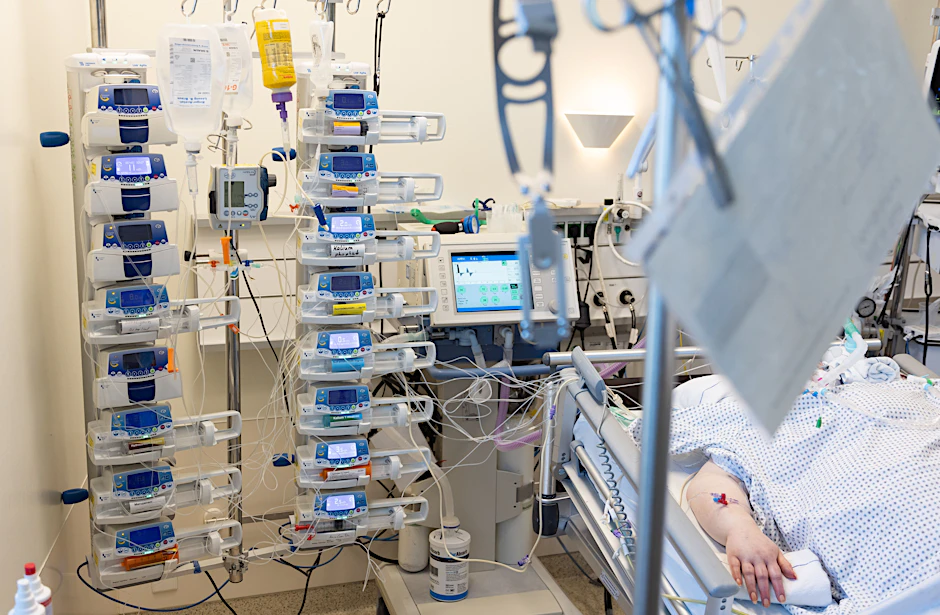 Ein schwer an Corona erkrankter Patient liegt auf der Intensivstation von einem Krankenhaus. (Symbolbild)