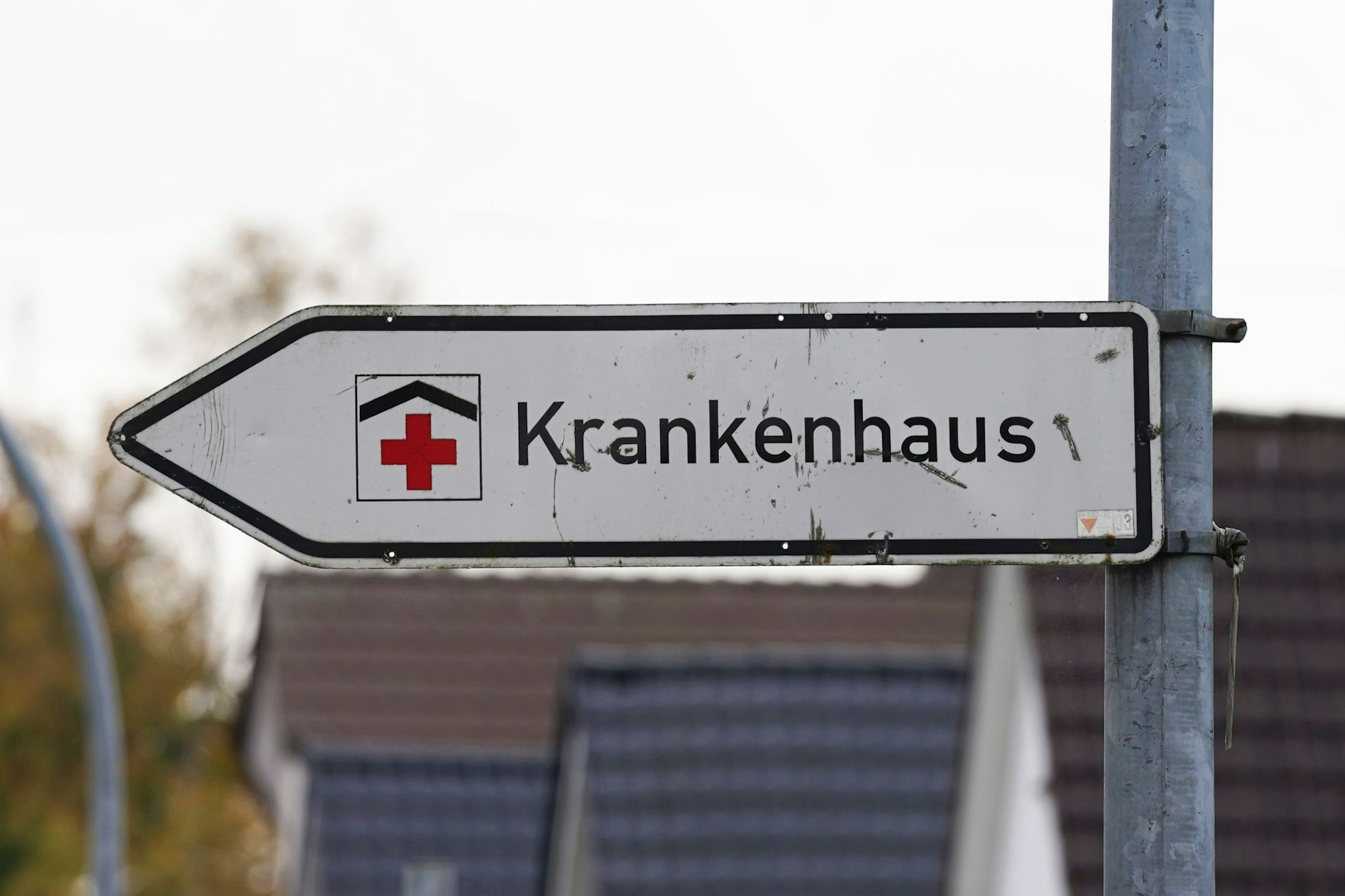 Ein Hinweisschild mit der Aufschrift Krankenhaus.