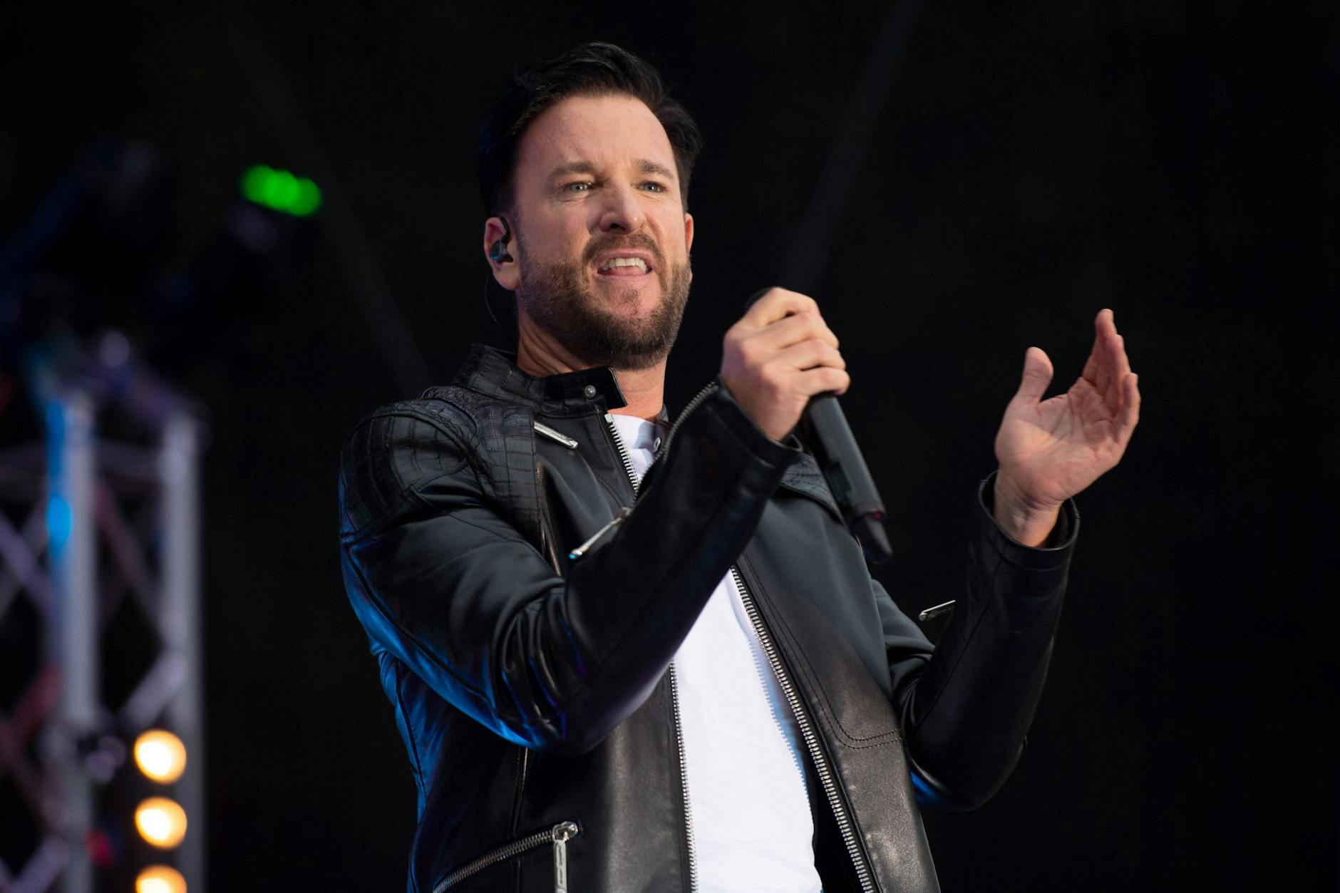 Michael Wendler im Jahr 2019 auf einer Bühne.