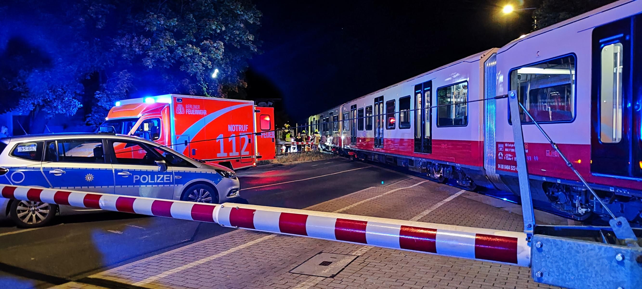 Drama in Schöneweide: Mann vor den Augen von Frau und Kind von S-Bahn erfasst – Lebensgefahr!