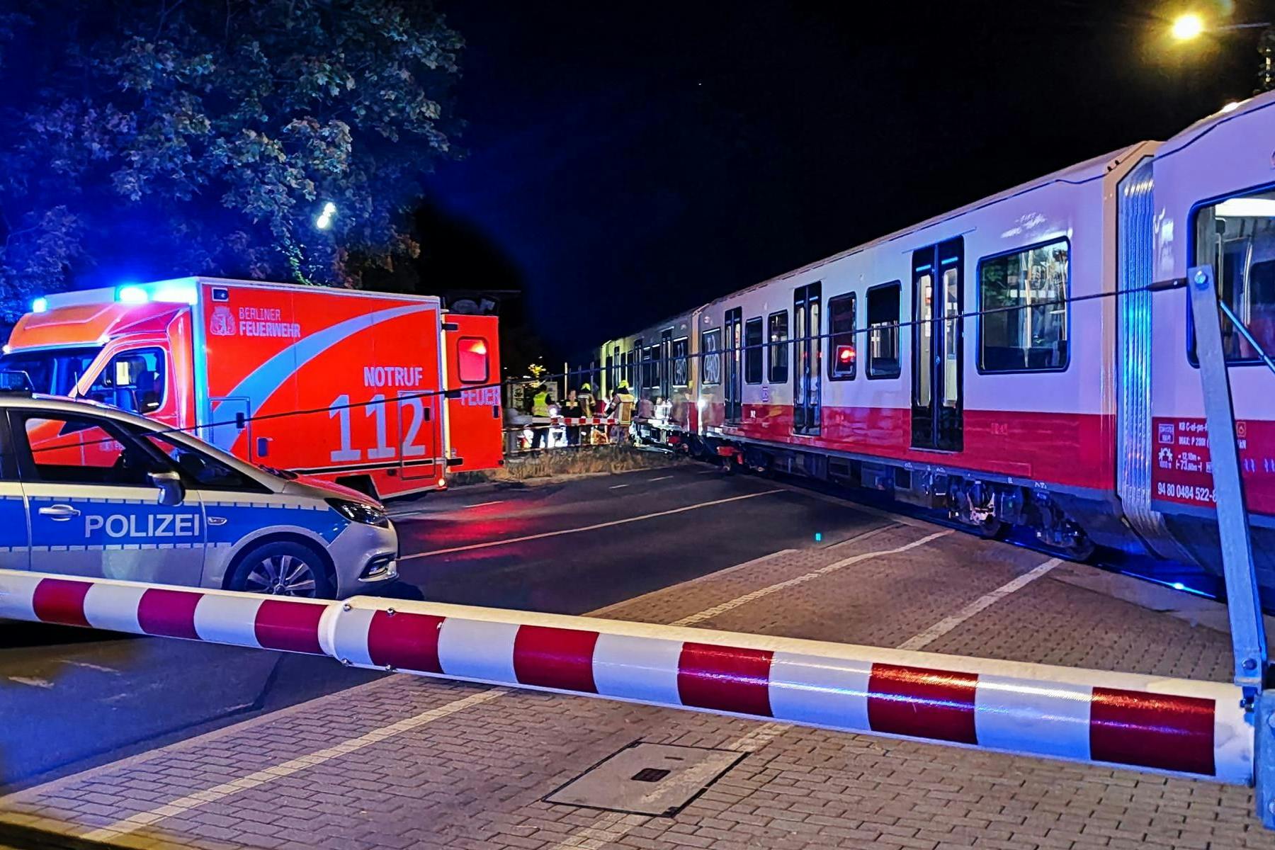 Eine S-Bahn in Schöneweide hat einen Mann am Kopf erfasst.
