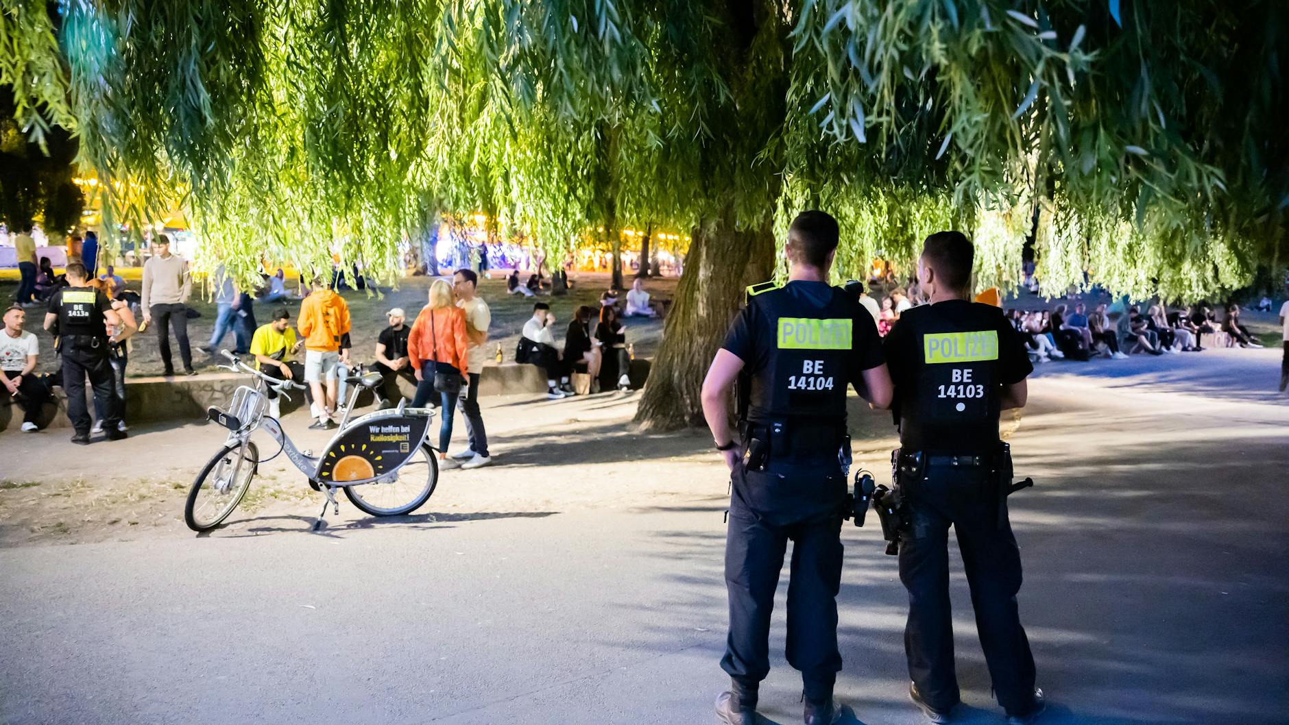 Polizisten laufen Streife, beobachten, ob jemand Alkohol im Park trinkt.