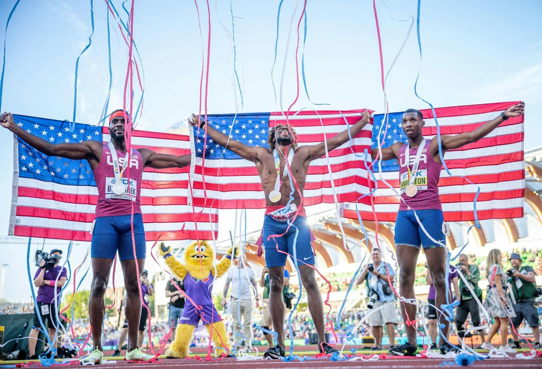 dpatopbilder - Dreifachsieg der USA über 200 Meter im Finale: Dritter Erriyon Knighton (r), der Sieger Noah Lyles (M) und Kenneth Bednarek.