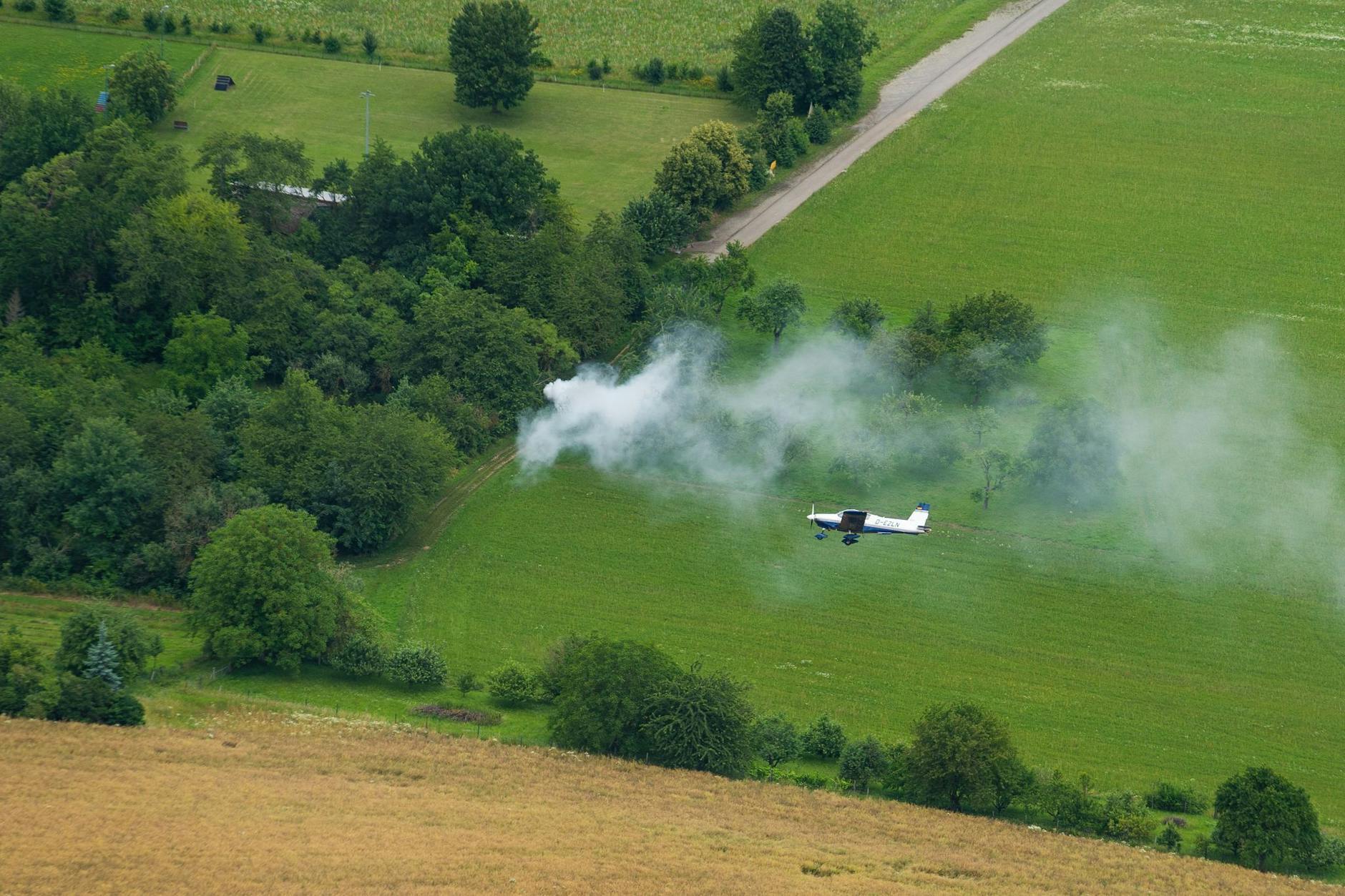ARCHIV - Während der Ausbildung zum Luftbeobachter fliegt ein Pilot mit einem Schüler mit einem Kleinflugzeug der Echo-Klasse einen Ausbildungsflug in der Nähe von Giebelstadt.