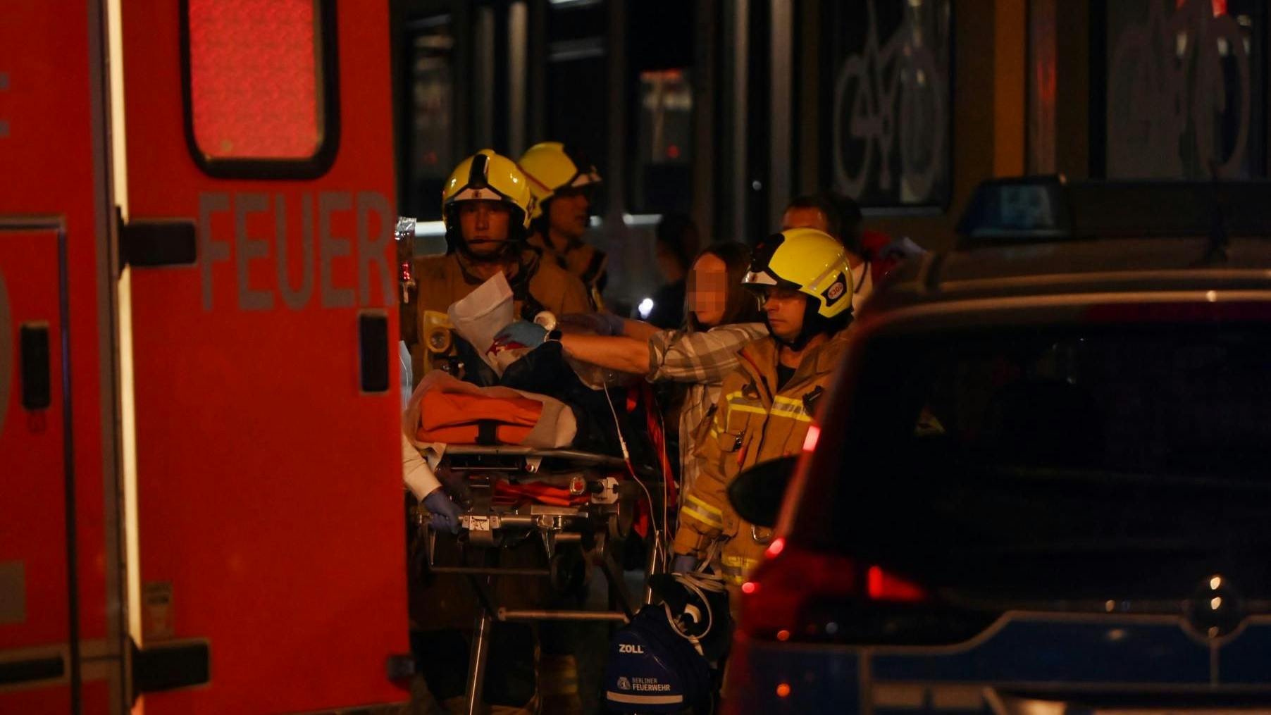 Rettungskräfte versorgten den schwer verletzten Mann.
