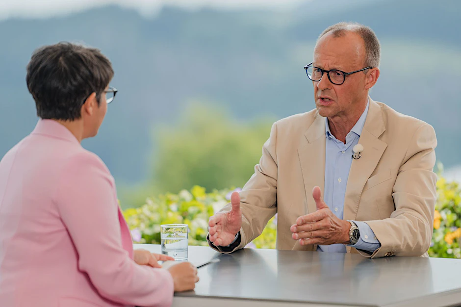 ZDF-Moderatorin Shakuntala Banerjee spricht beim „Berlin-Direkt“ ZDF-Sommerinterview mit dem CDU-Vorsitzenden Friedrich Merz.