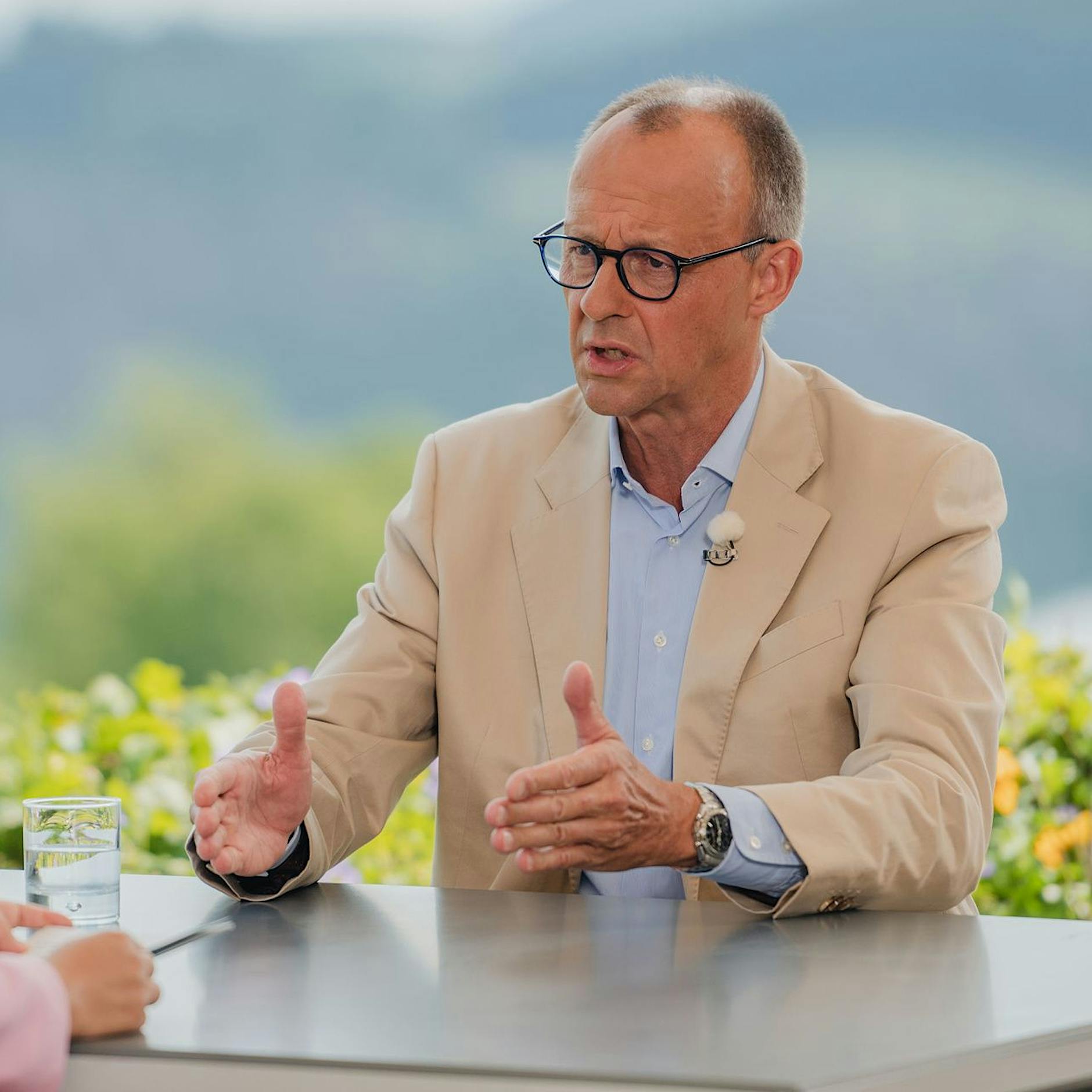 Merz verteidigt Flug zu Lindners Hochzeit mit geringem Spritverbrauch