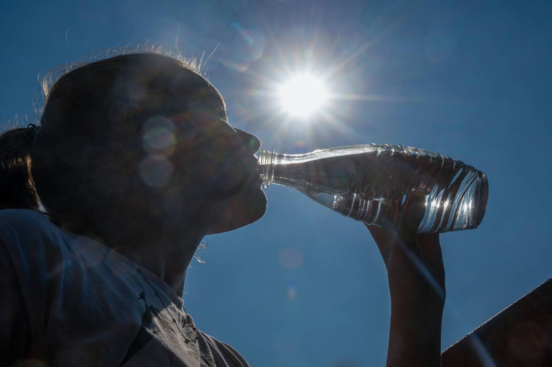 An heißen Tagen ist es wichtig, ausreichend zu trinken.