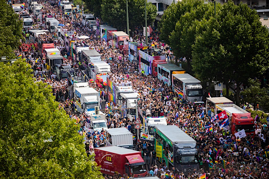 Zahlreiche Menschen haben sich zum Christopher Street Day (CSD) auf der Leipziger Straße versammelt.  
