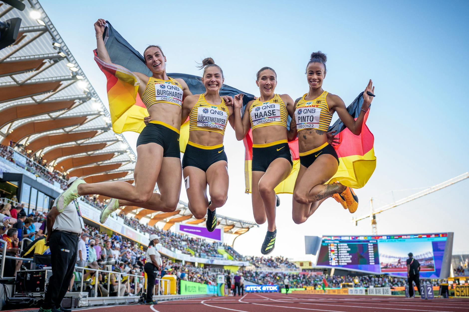 Die erfolgreiche 4 x 100-m-Staffel: Alexandra Burghardt, Gina Lückenkemper, Rebekka Haase und Tatjana Pinto (v. l.) freuen sich über Bronze bei der Weltmeisterschaft in Eugene.