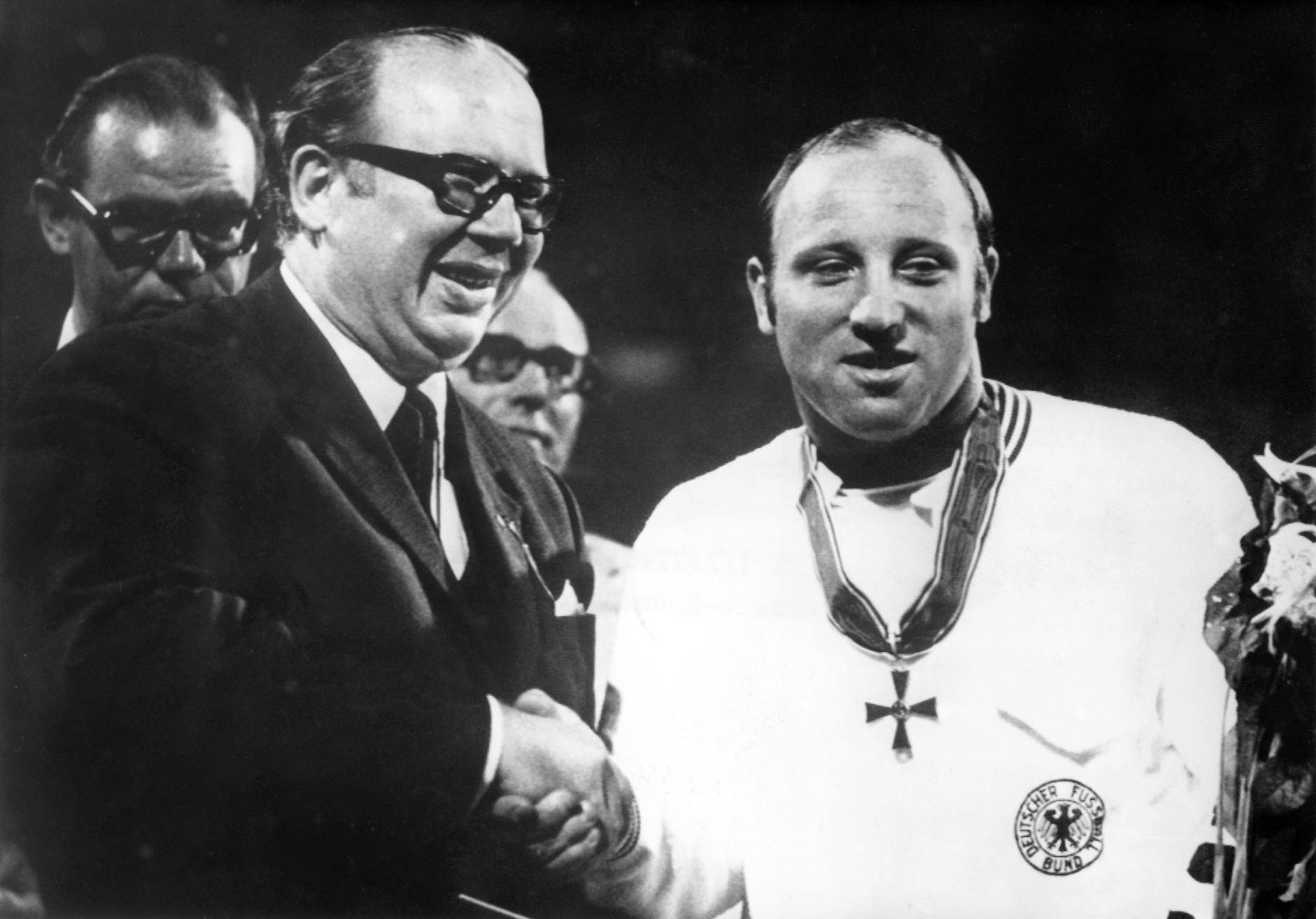 ARCHIV - Uwe Seeler wurde 1970 als erster Sportler mit dem Großen Bundesverdienstkreuz ausgezeichnet.