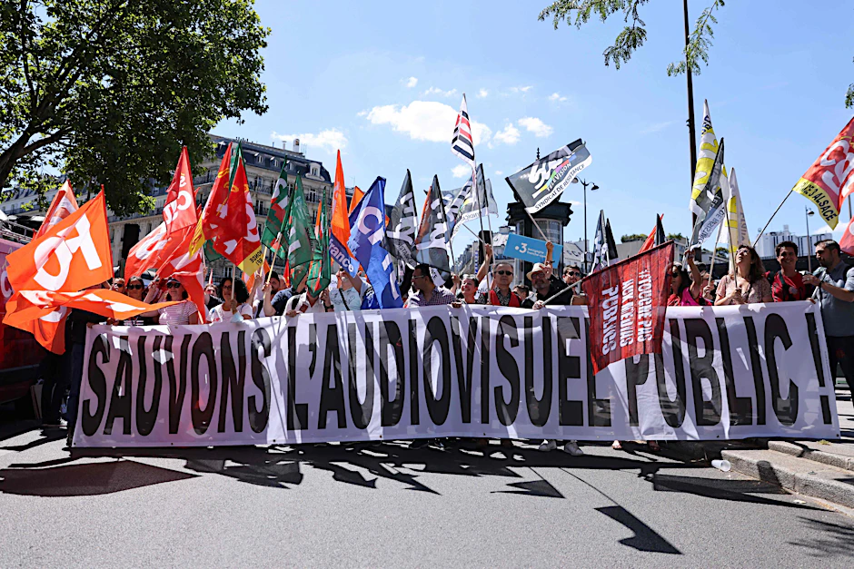 Beschäftigte öffentlich-rechtlicher Sender demonstrieren Ende Juni gegen die Abschaffung der Rundfunkgebühr in Frankreich.
