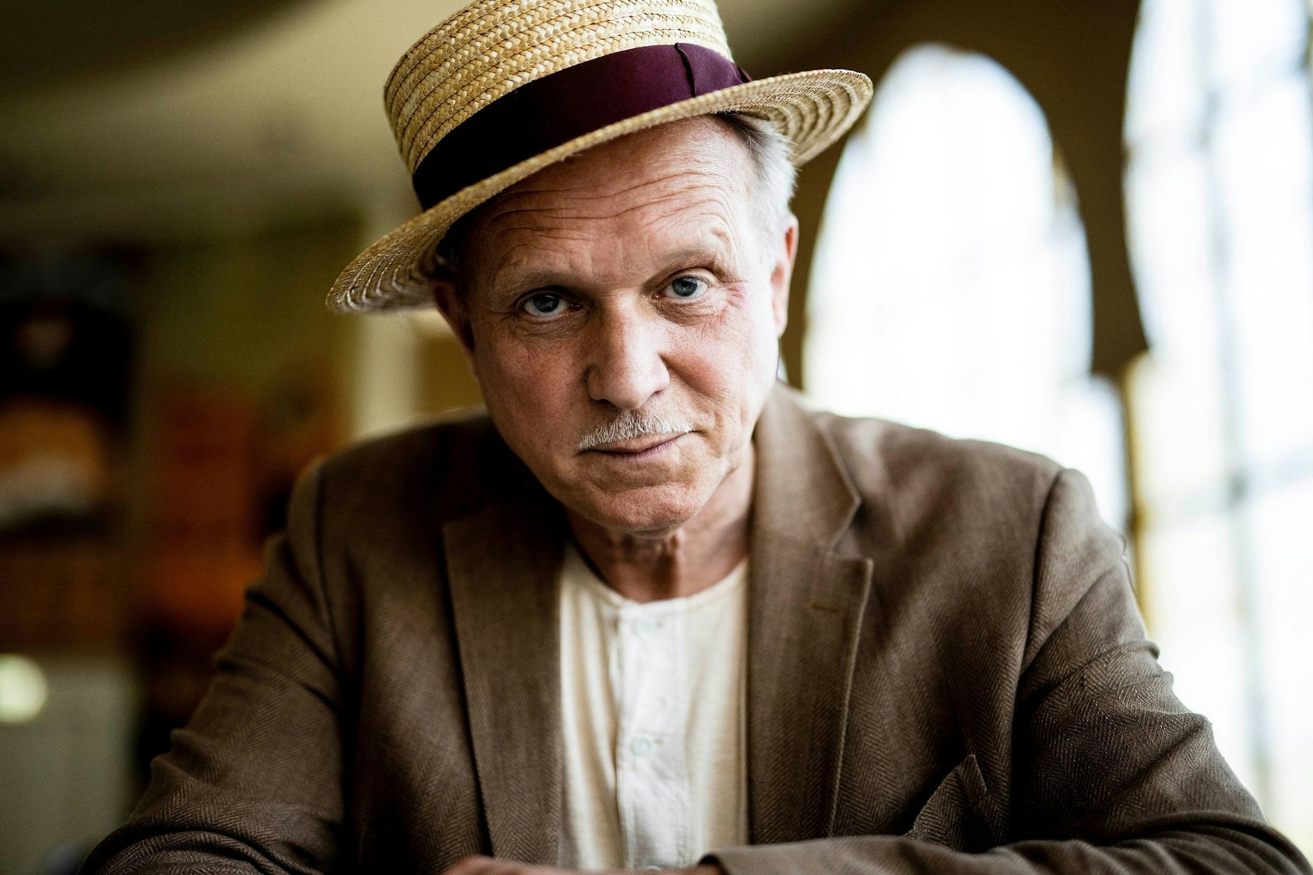 ARCHIV - Ulrich Tukur hat mal auf einem Berg gedreht - ohne Schatten.