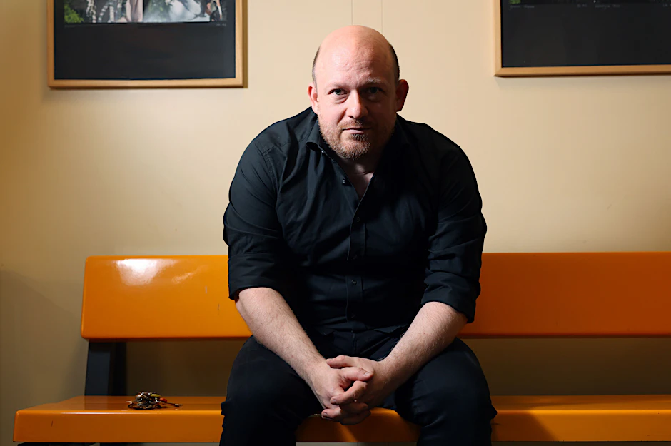 Marc Eggert (44) war früher Regisseur und kam 2017 als Quereinsteiger an die Ernst-Reuter-Schule. Heute ist er hier stellvertretender Schulleiter.