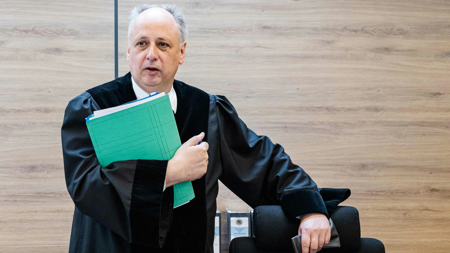 Der Vorsitzende Richter Andreas Ziegel nimmt im Oberlandesgericht Dresden Platz.