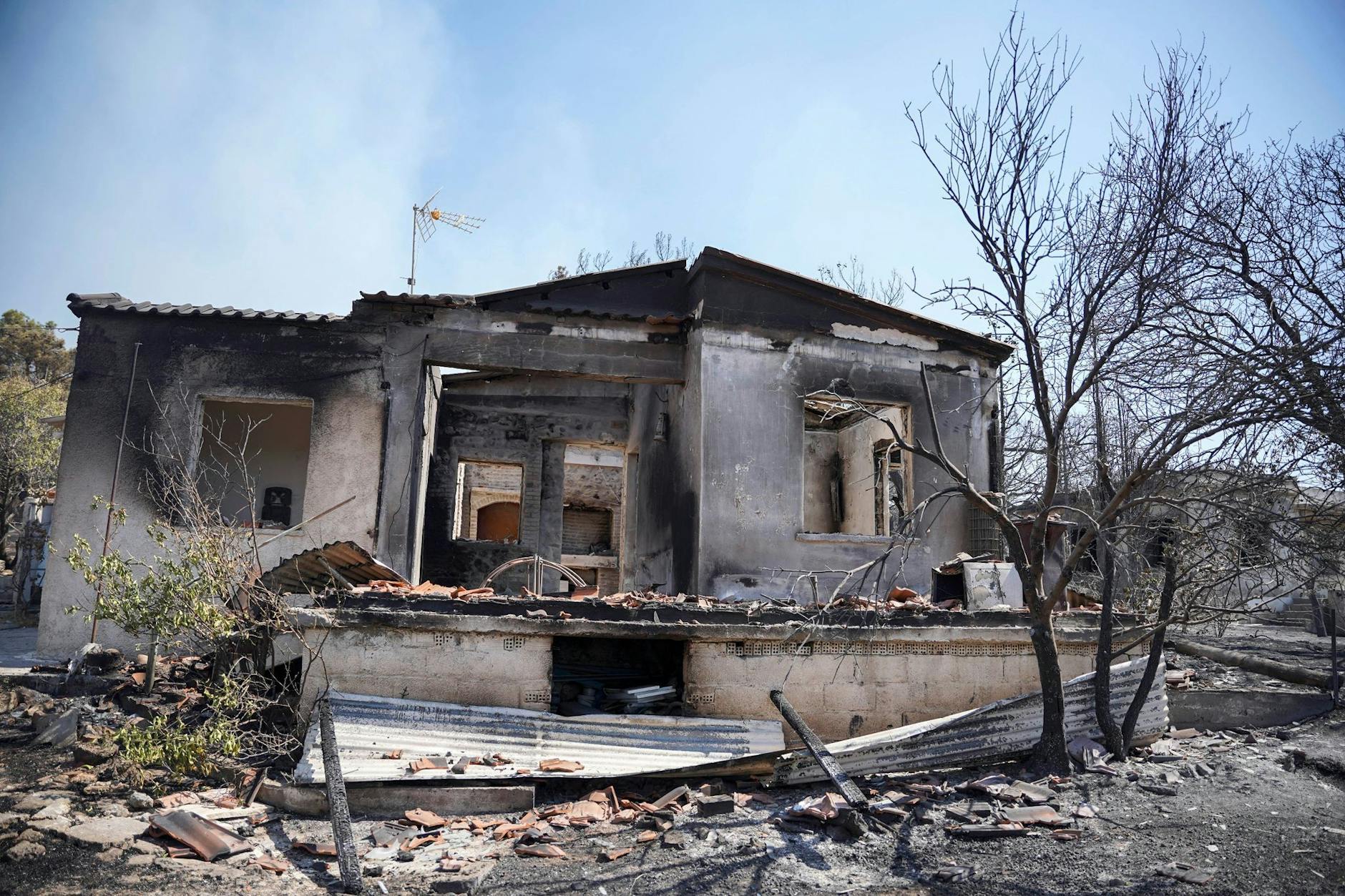 Ein ausgebranntes Haus nach dem Waldbrand auf Lesbos.