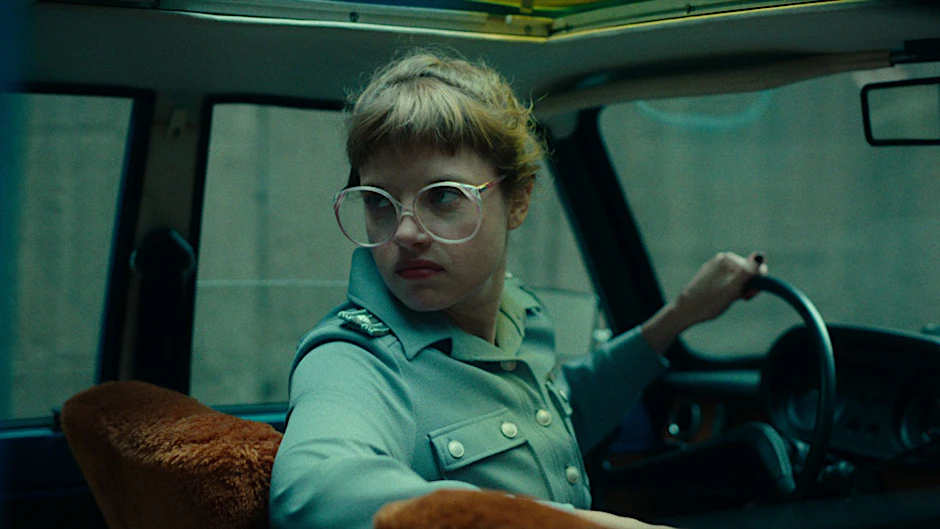 Jella Haase spielt die Titelrolle in „Kleo“, einer Stasi-Thriller-Serie auf Netflix.