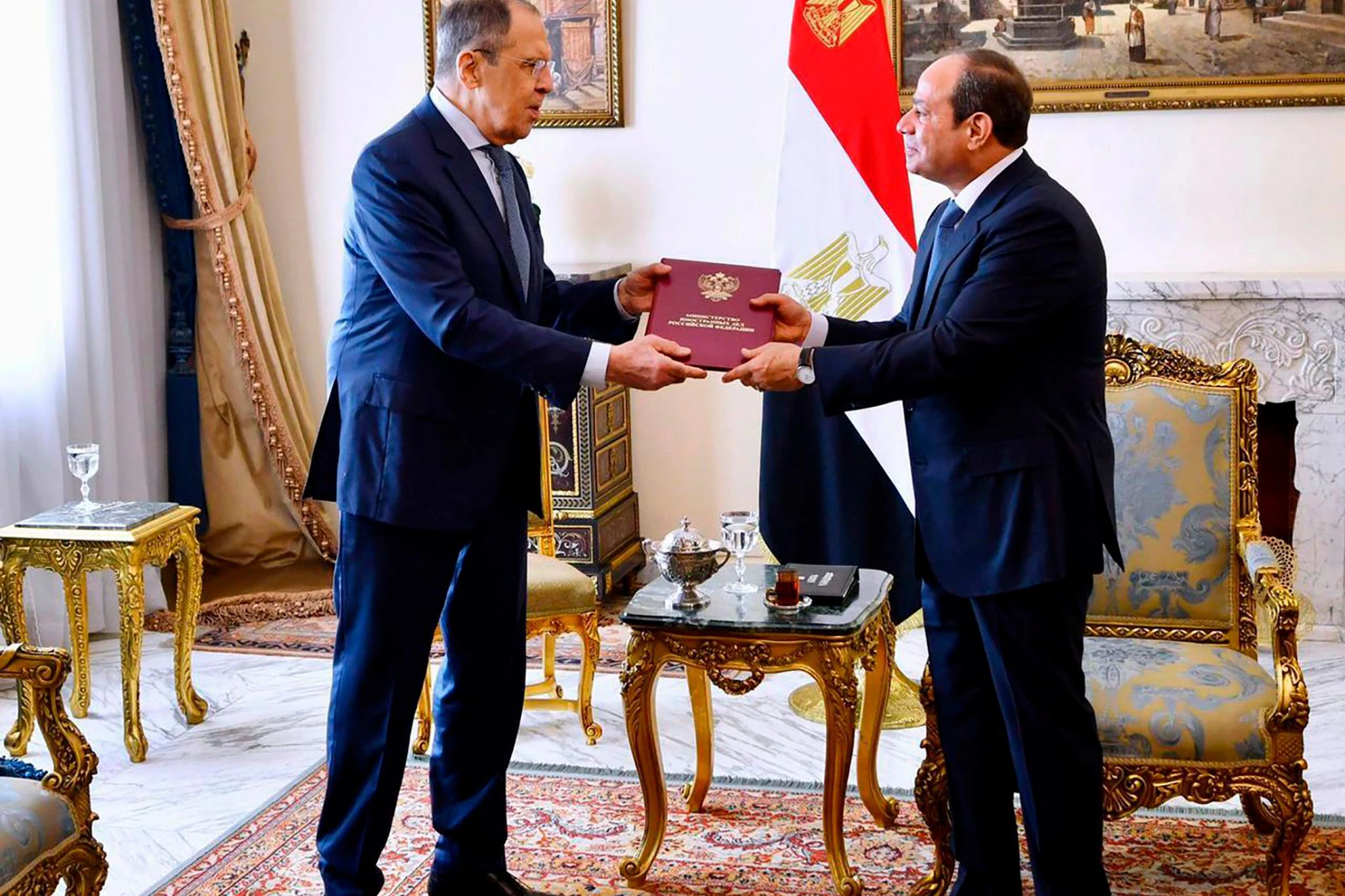 Russlands Außenminister Sergej Lawrow (l.) wird von Ägyptens Präsident Abdel Fattah al-Sisi in Kairo empfangen.