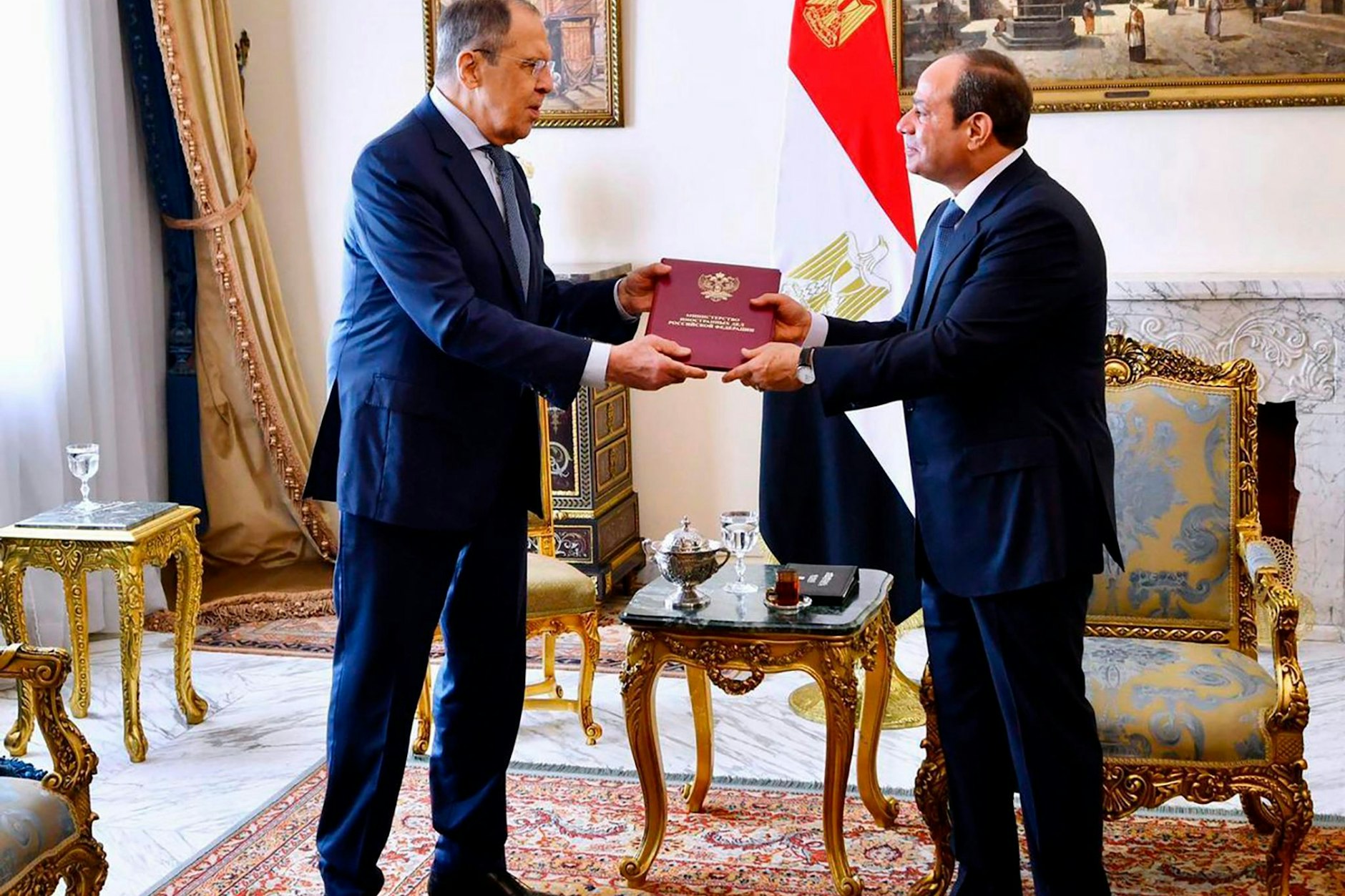 Russlands Außenminister Sergej Lawrow (l.) wird von Ägyptens Präsident Abdel Fattah al-Sisi in Kairo empfangen.