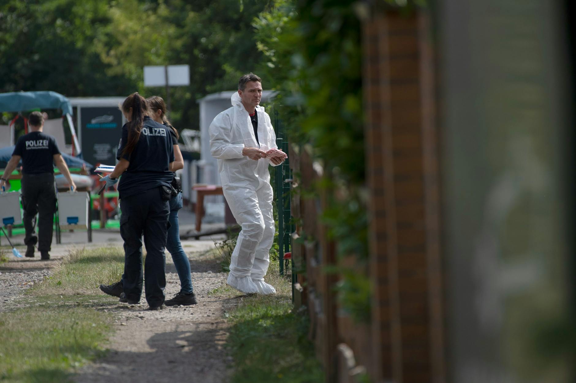 Berlin: Polizisten und Kriminaltechniker stehen am Tatort nahe der Heerstraße.