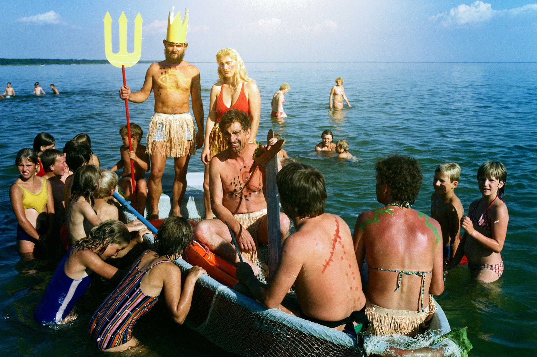 Hier feiern die Kinder eines FDGB-Ferienheims in den Achtzigern an der Müritz Neptunfest.