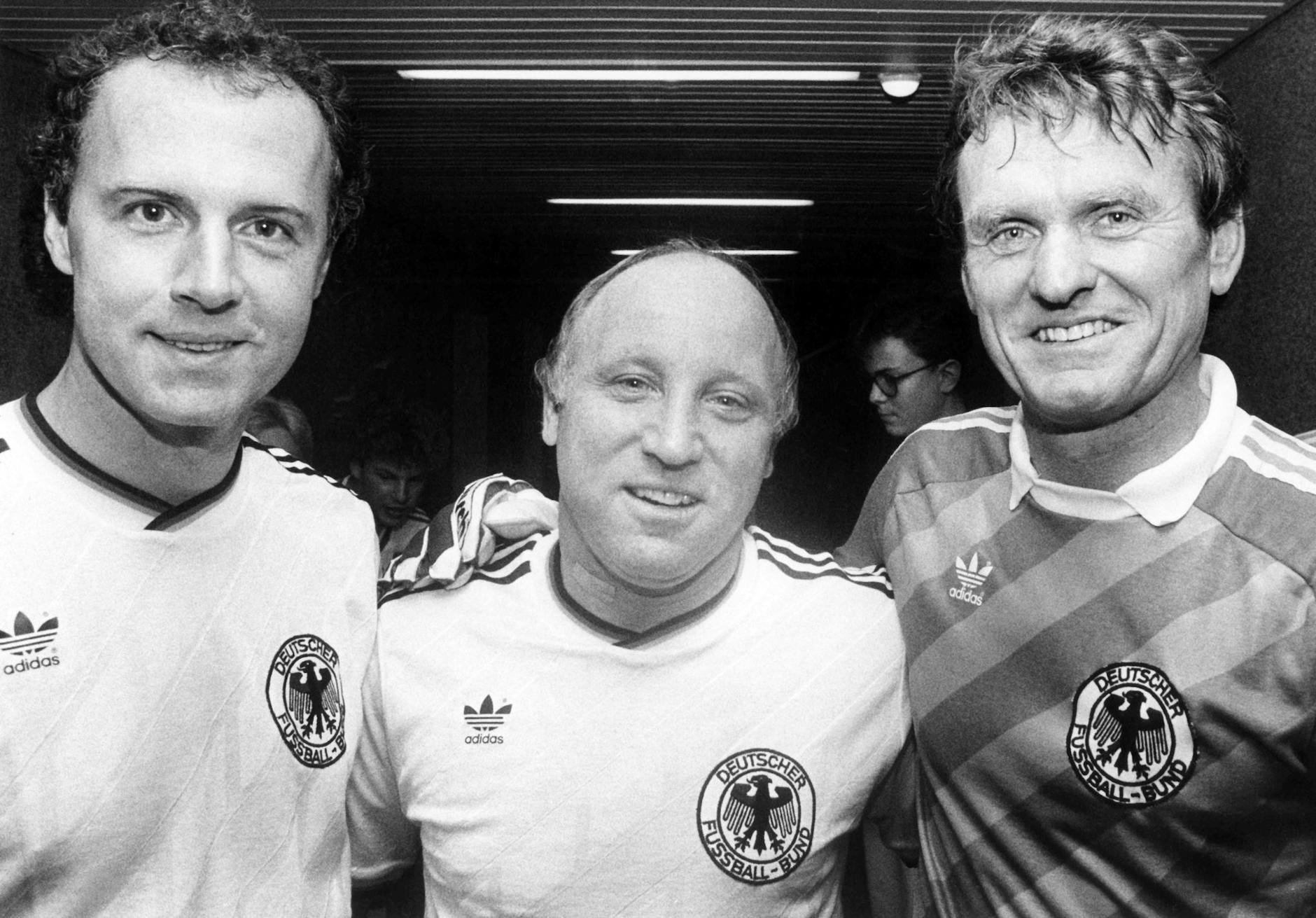 ARCHIV - Uwe Seeler (r) und Franz Beckenbauer an Seelers 50. Geburtstag in den Trikots des DFB-Teams.