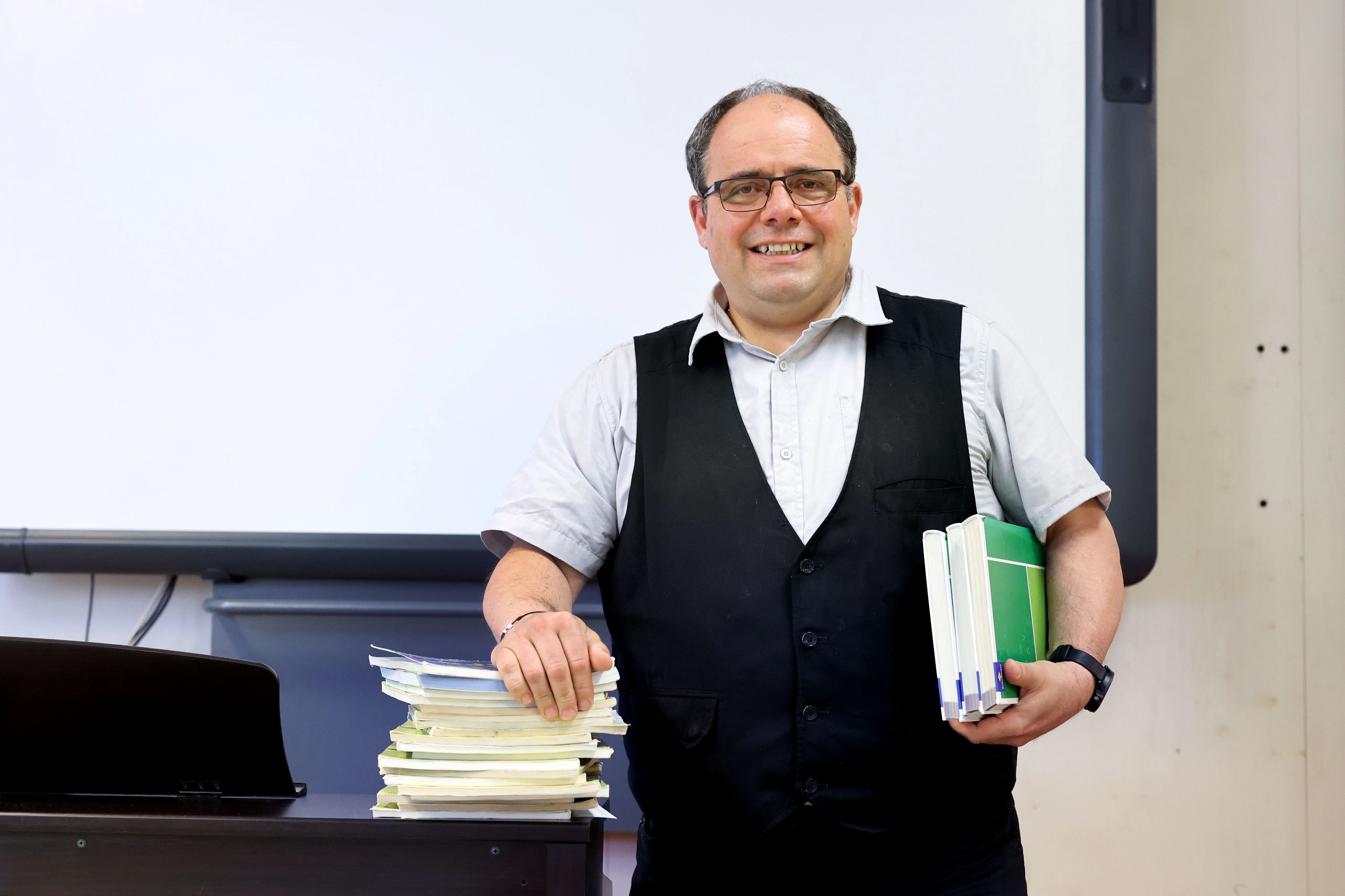 Martin Panusch (52) hat früher als Physiker an der Universität Flensburg geforscht – und liebt es, heute für die Schüler an der Ernst-Reuter-Schule spannende Experimente aufzubauen.