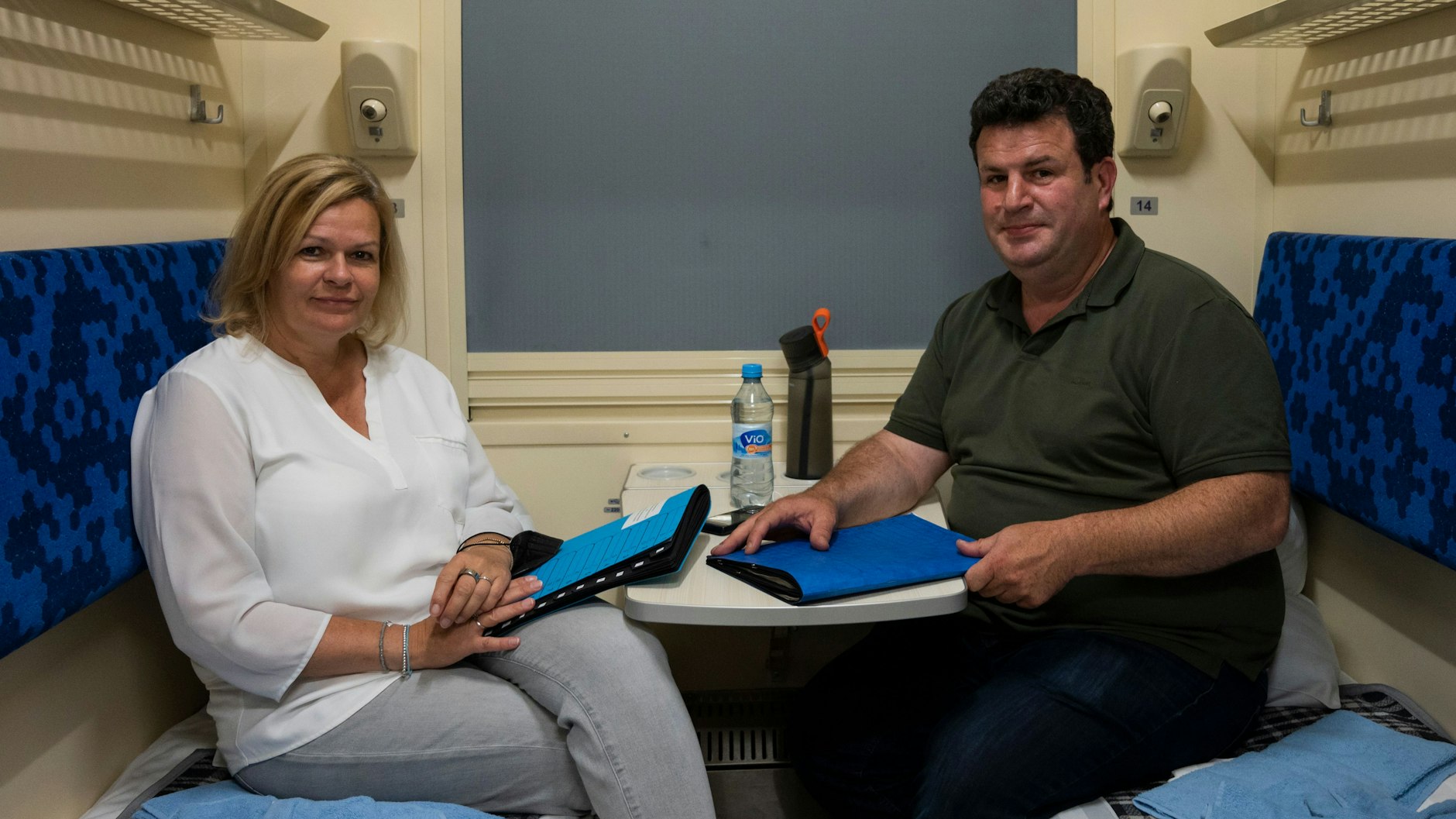 Innenministerin Nancy Faeser und Sozialminister Hubertus Heil (beide SPD) im Zug von Polen nach Kiew. Dort soll es Gespräche über Wiederaufbau, Lieferung von Hilfsgütern, Minenräumung oder Flüchtlingsfragen geben.