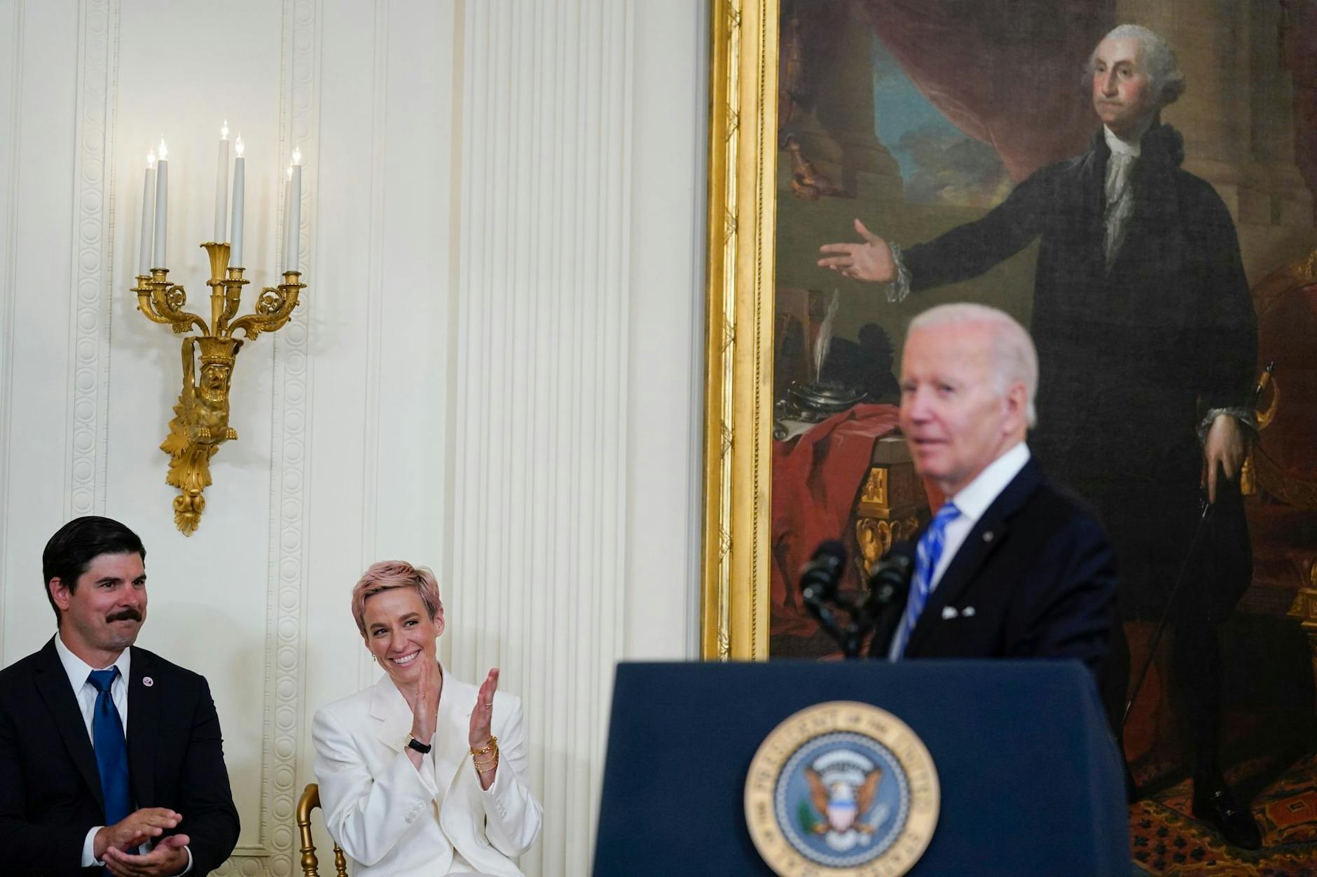 US-Präsident Joe Biden (r) ehrte in Washington unter anderem die Fußball-Weltmeisterin Megan Rapinoe (M) mit der US-Freiheitsmedaille.