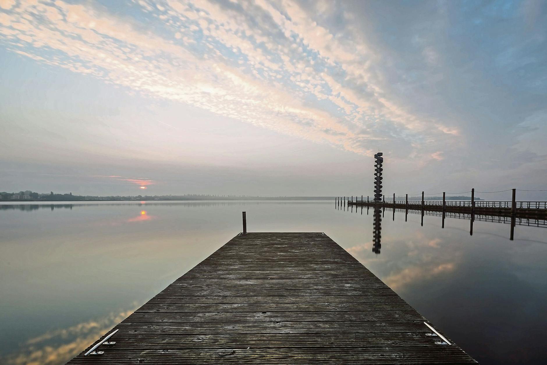 Ein Paradies für Wassersportler - und an den Ufern Rad- und Wanderwege. Der Große Goitzschesee bei Bitterfeld.
