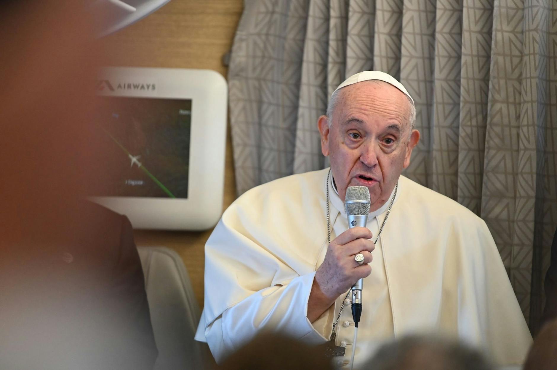 Papst Franziskus spricht vor Journalisten im Flugzeug. Der Papst bricht zu einer schwierigen Reise nach Kanada auf.