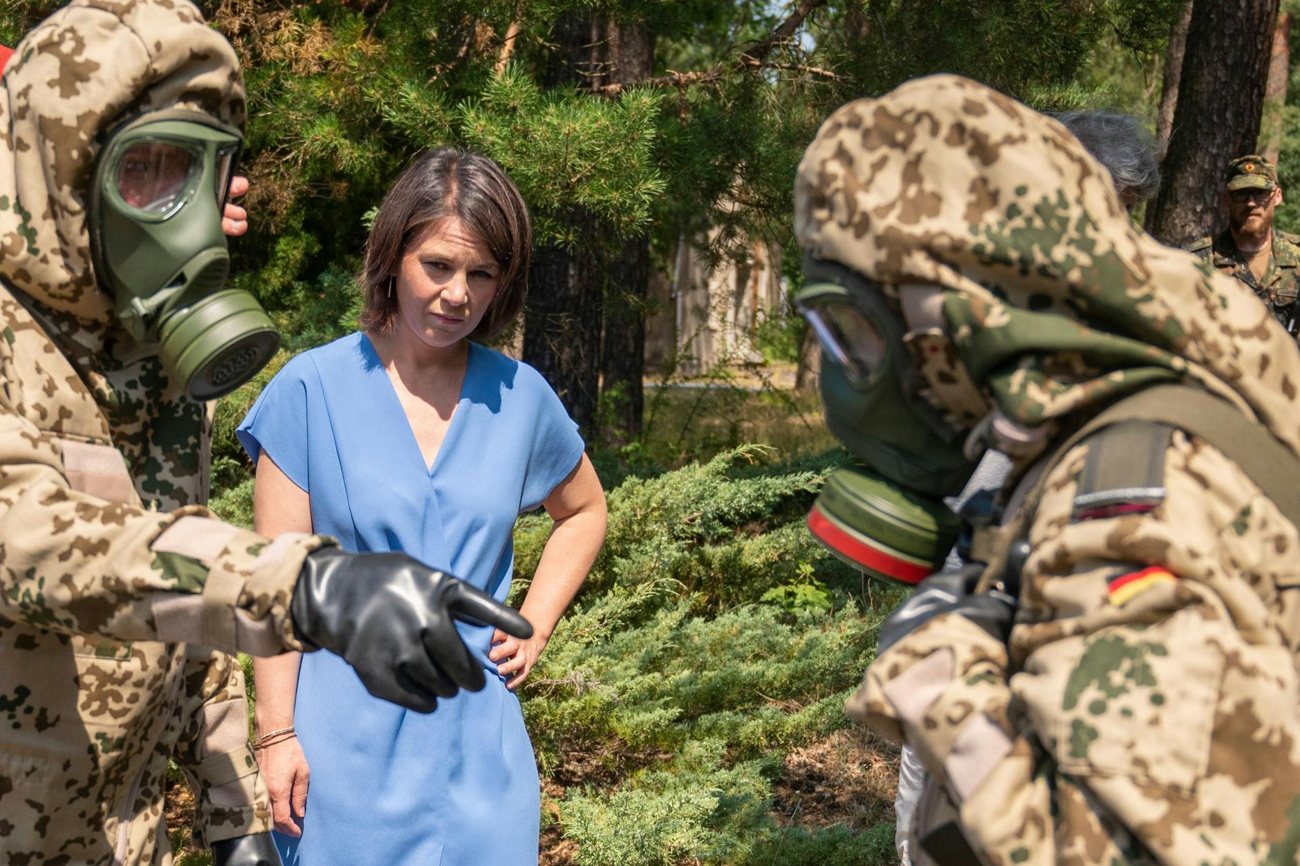Annalena Baerbock (Bündnis 90/Die Grünen), Außenministerin, schaut sich bei einem Besuch in der Barnim-Kaserne eine Übung des ABC-Abwehrkommandos der Bundeswehr an.