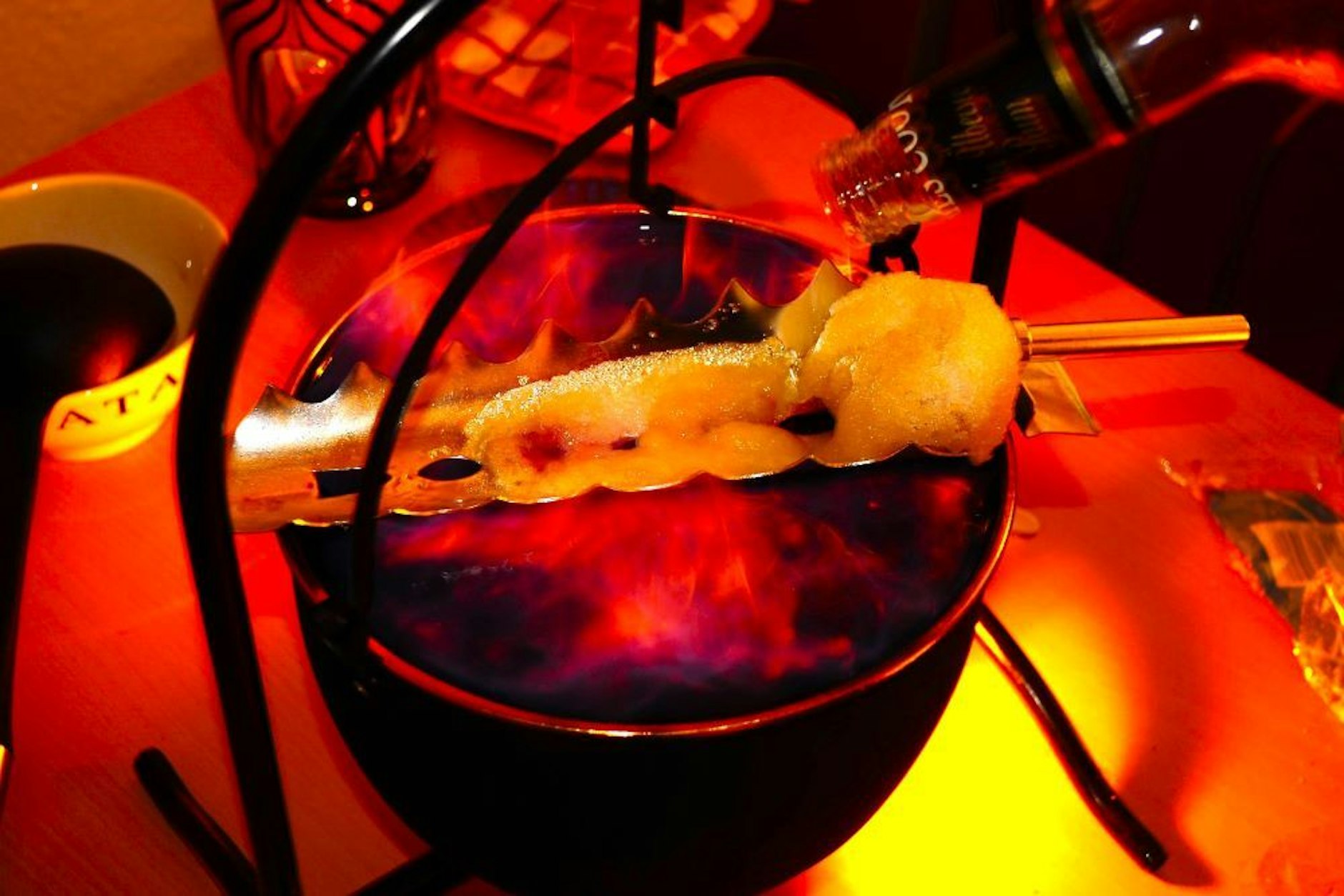 Leckere Feuerzangenbowle ... aber bitte nur einen „wönzigen Schlock“!