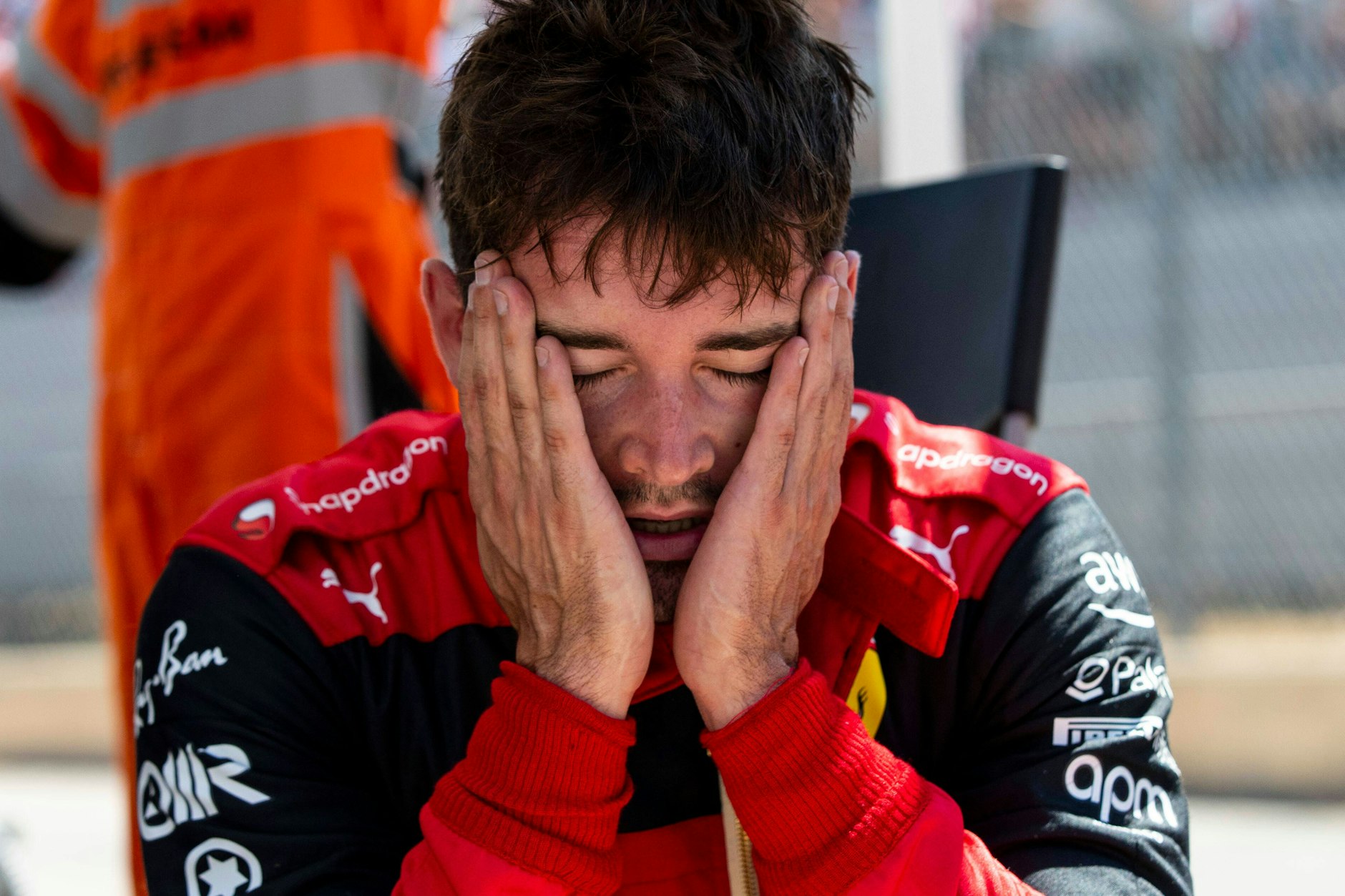 Bilder sagen mehr als Worte: Ferrari-Star Charles Leclerc nach dem selbst verschuldeten Aus beim Frankreich-GP.