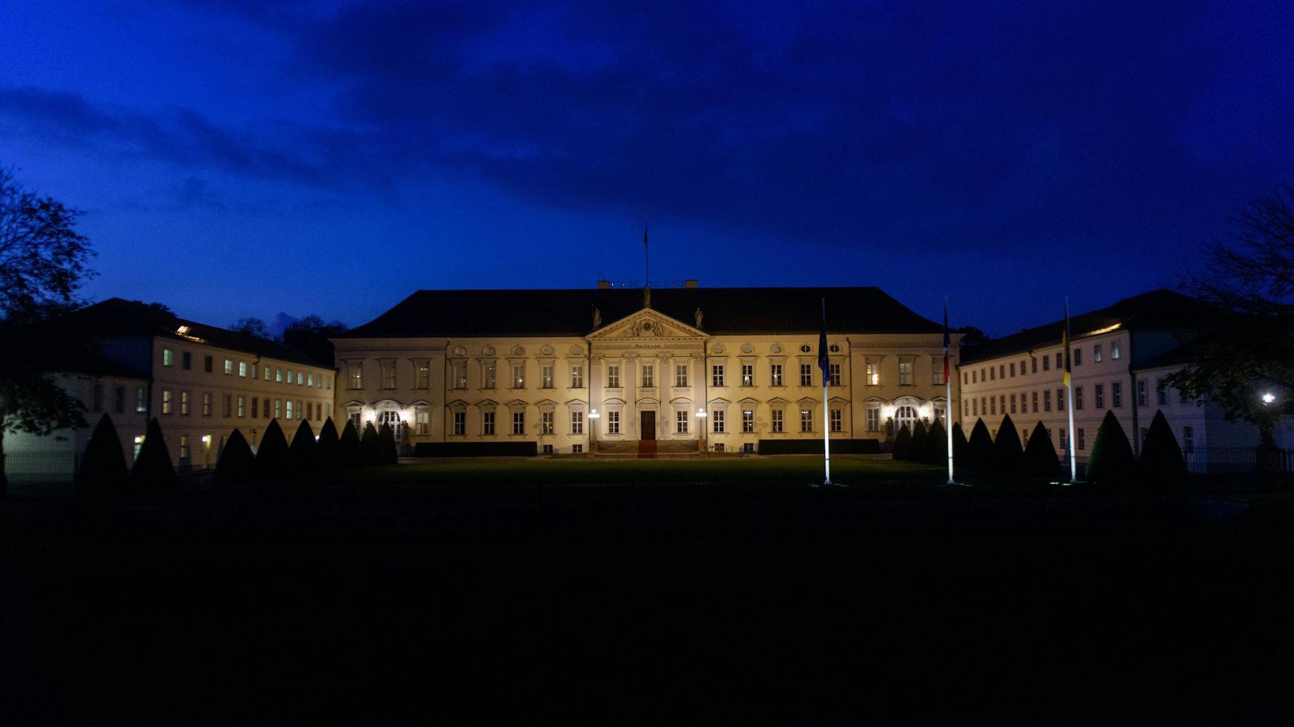 Einer lässt sparen: Bundespräsident Frank Walter Steinmeier hat die Prachtbestrahlung von Schloss Bellevue abschalten lassen, nur Laternen leuchten.