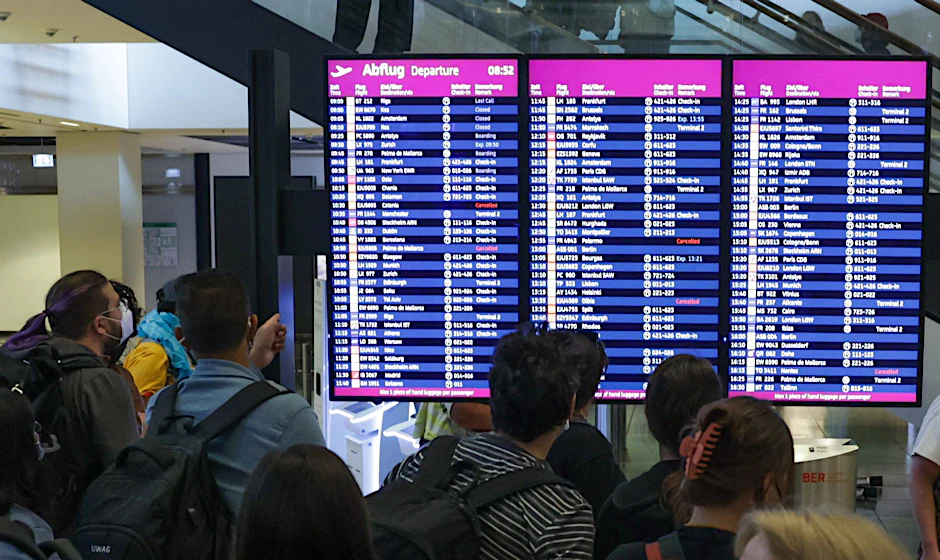 Ist mein Flug pünktlich? Passagiere am BER informieren sich an den Abflugtafeln.